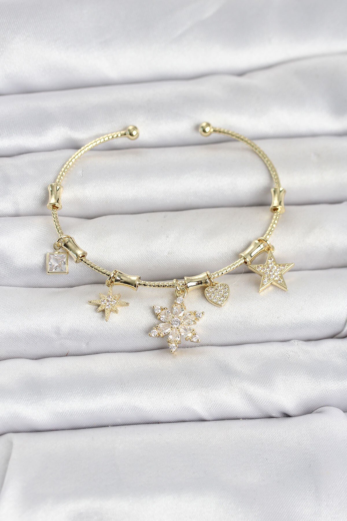Pirinç Gold Renk Lotus Detay Charmlı Kadın Bileklik