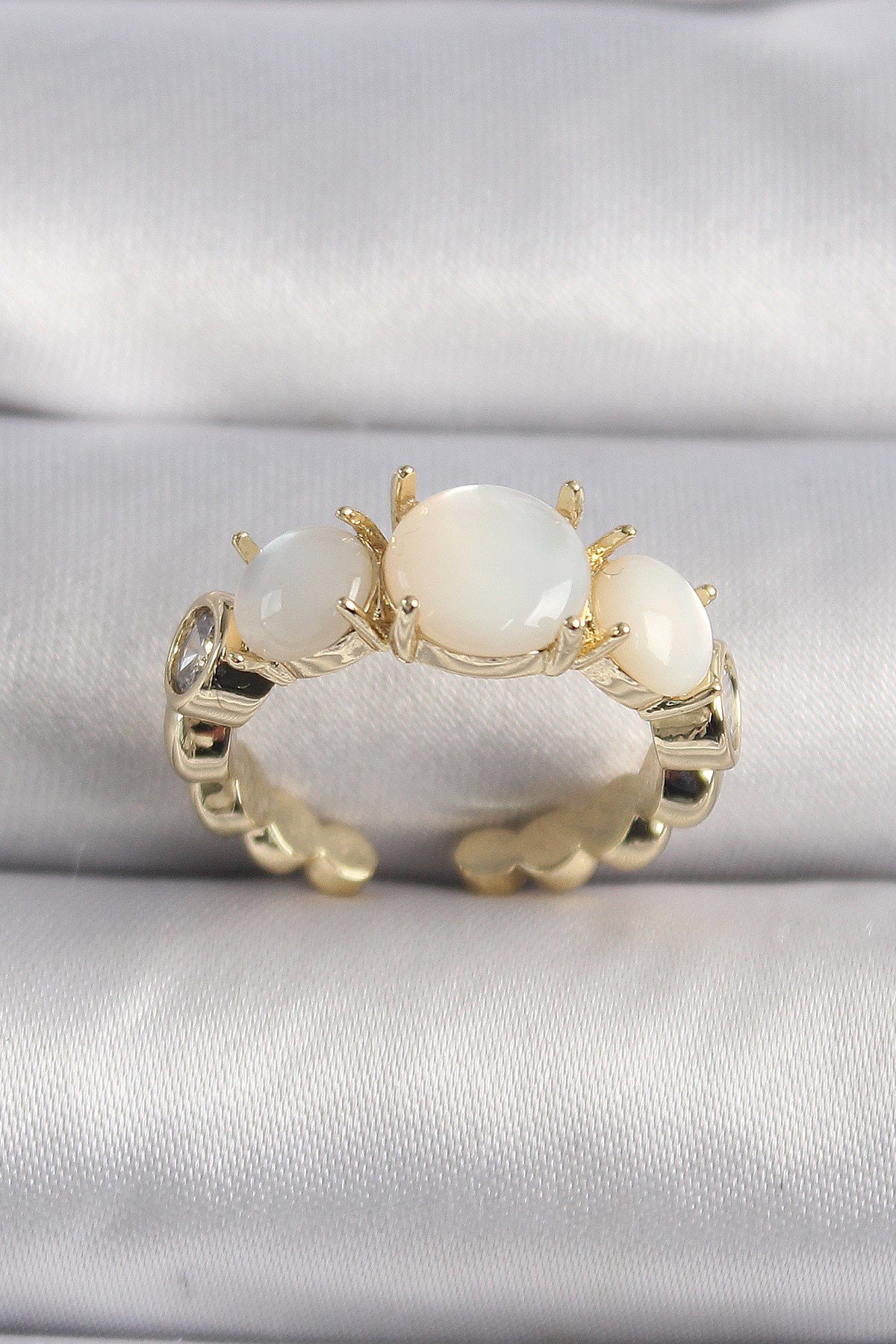 Pirinç Gold Renk Zirkon Taş Detaylı Beyaz Sedefli VIP Seri Kadın Yüzük