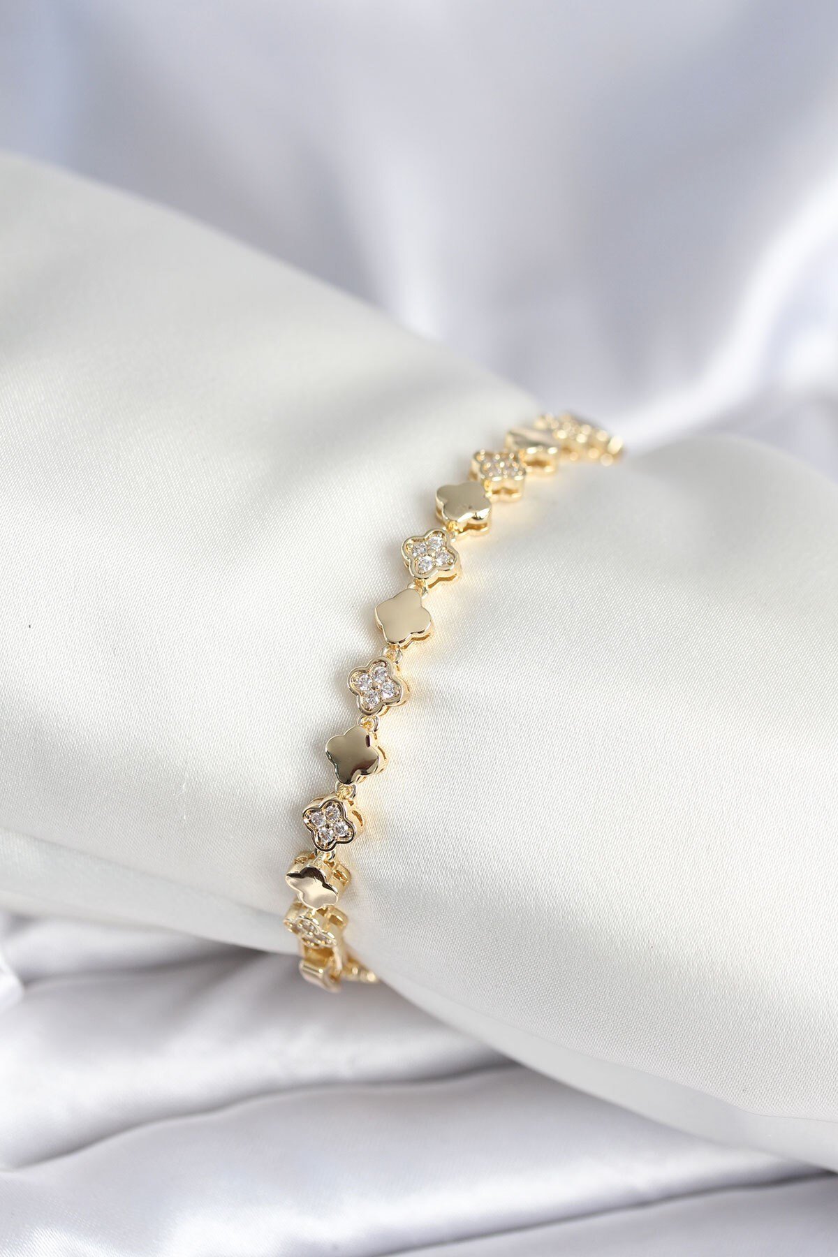Pirinç Gold Renk Zirkon Taşlı Yonca Model Kadın Bileklik