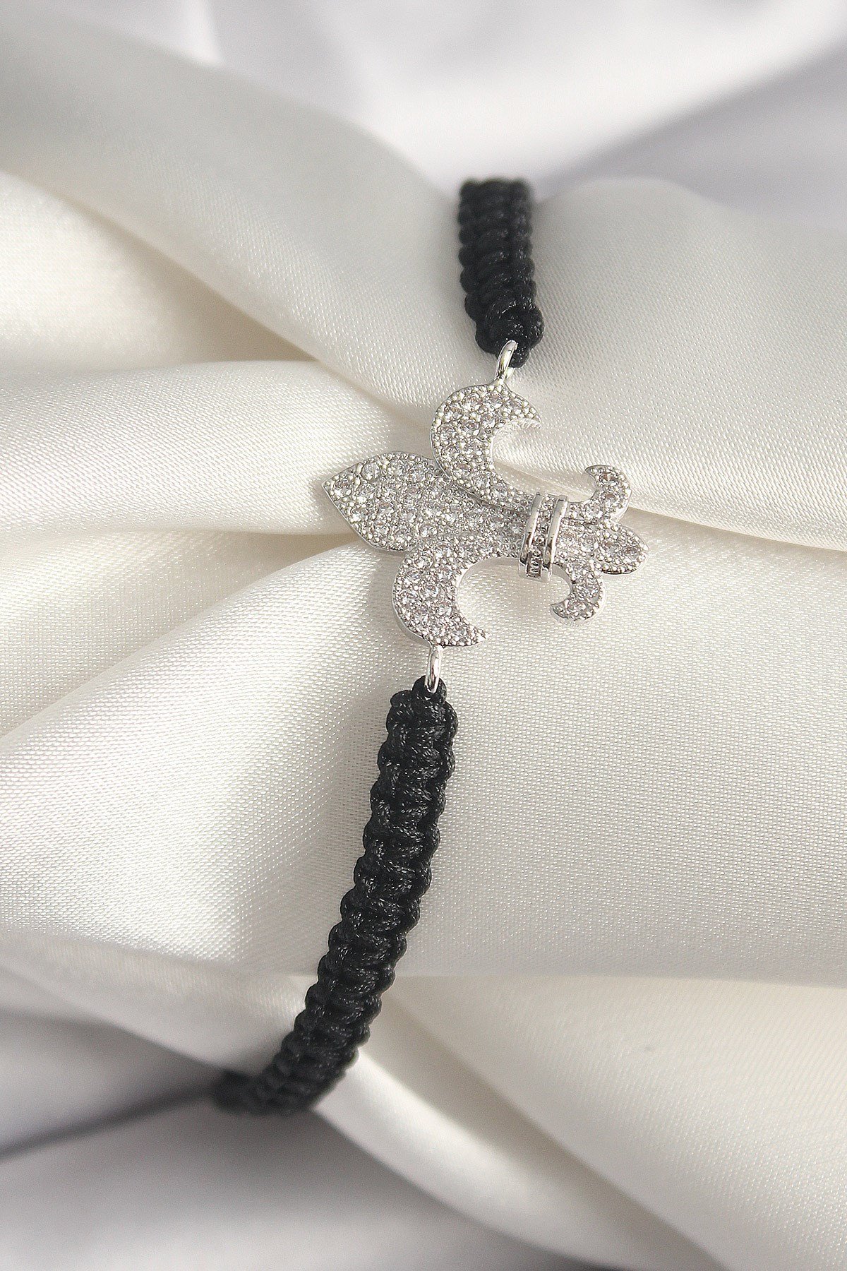 Pirinç Gümüş Renk Zirkon Taşlı Zambak Figür Asanrsörlü Makrome Model Kadın Bileklik