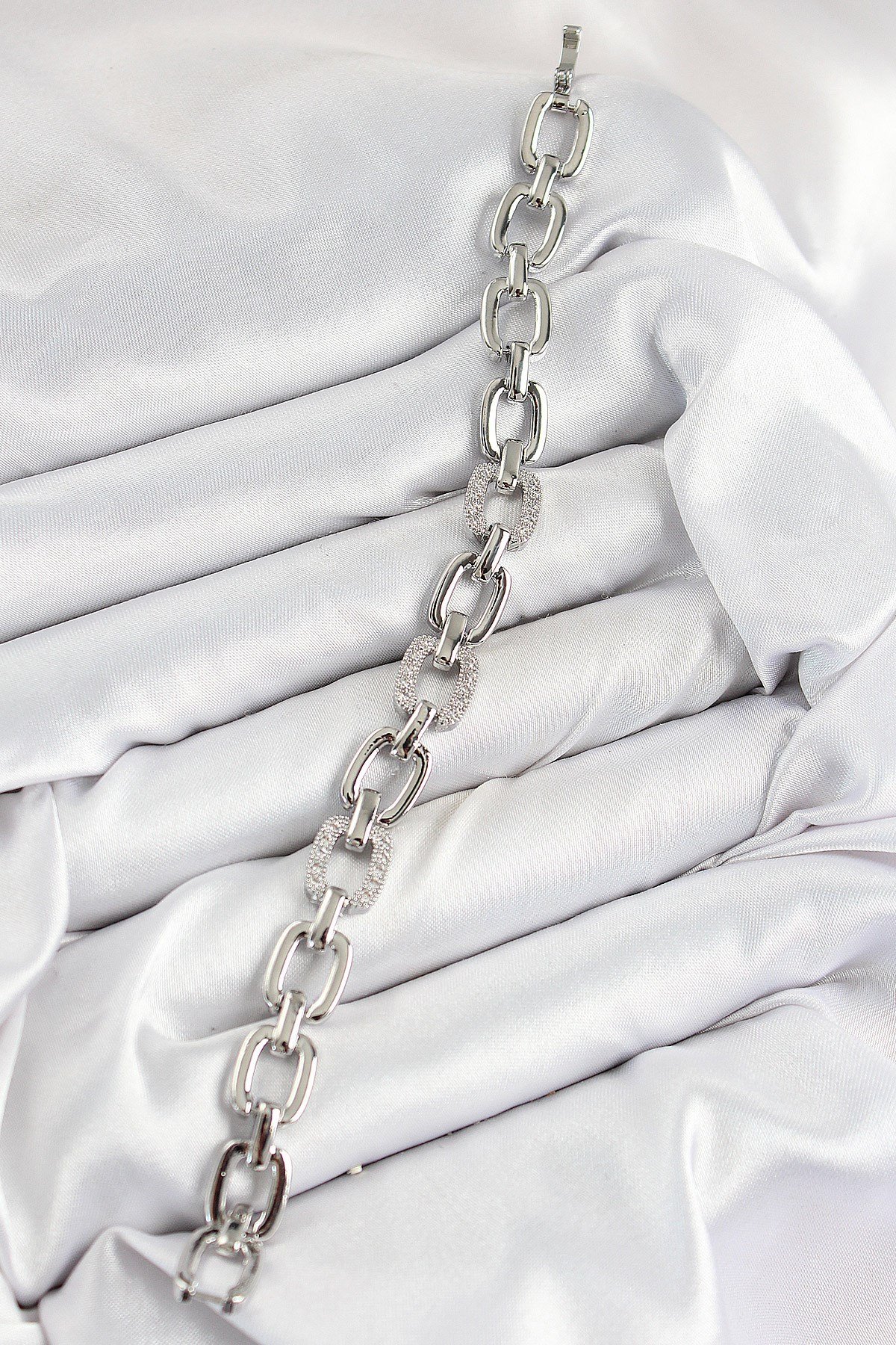 Pirinç Zirkon Taşlı Parçalı Zincir Model Gümüş Renk Kadın Bileklik