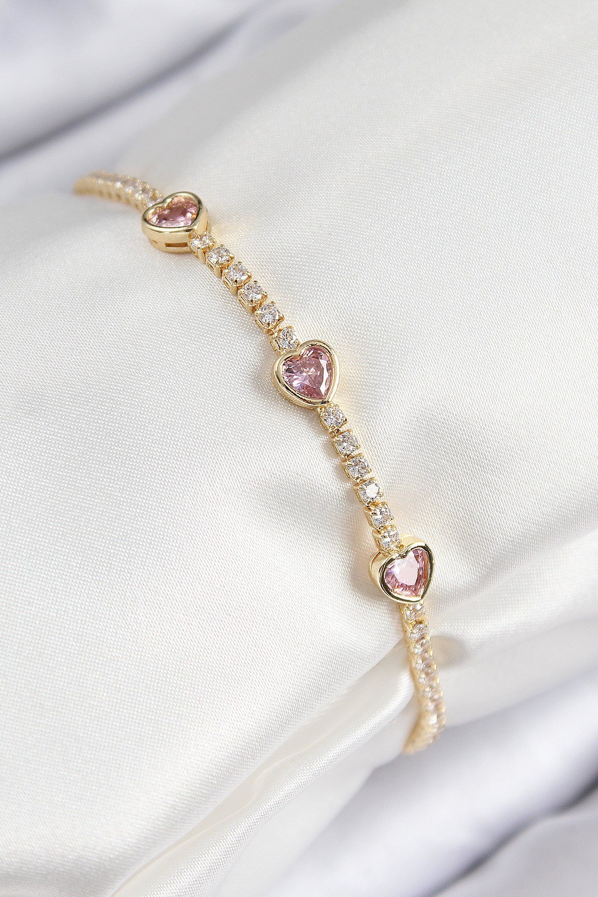 Pirinç Zirkon Taşlı Pembe Kalp Model Gold Renk Kadın Bileklik