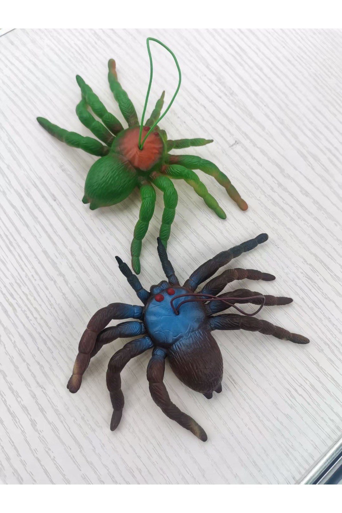 Yumuşak Plastik Malzemeden İmal Karışık Renk Tarantula Örümcek 6 Adet 13x13 cm