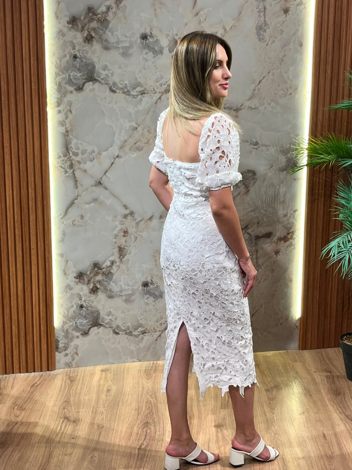 BEYAZ GÜPÜR DETAYLI MİDİ ELBİSE
