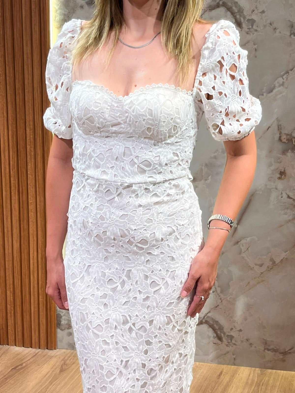 BEYAZ GÜPÜR DETAYLI MİDİ ELBİSE