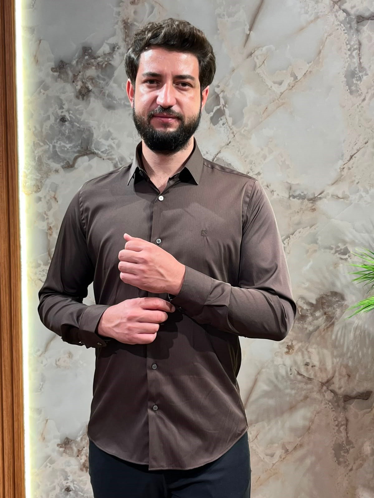 KAHVERENGİ MİKRO SATEN LİKRALI ERKEK GÖMLEK SLİM FİT ESNEK VE PARLAK KUMAŞ 