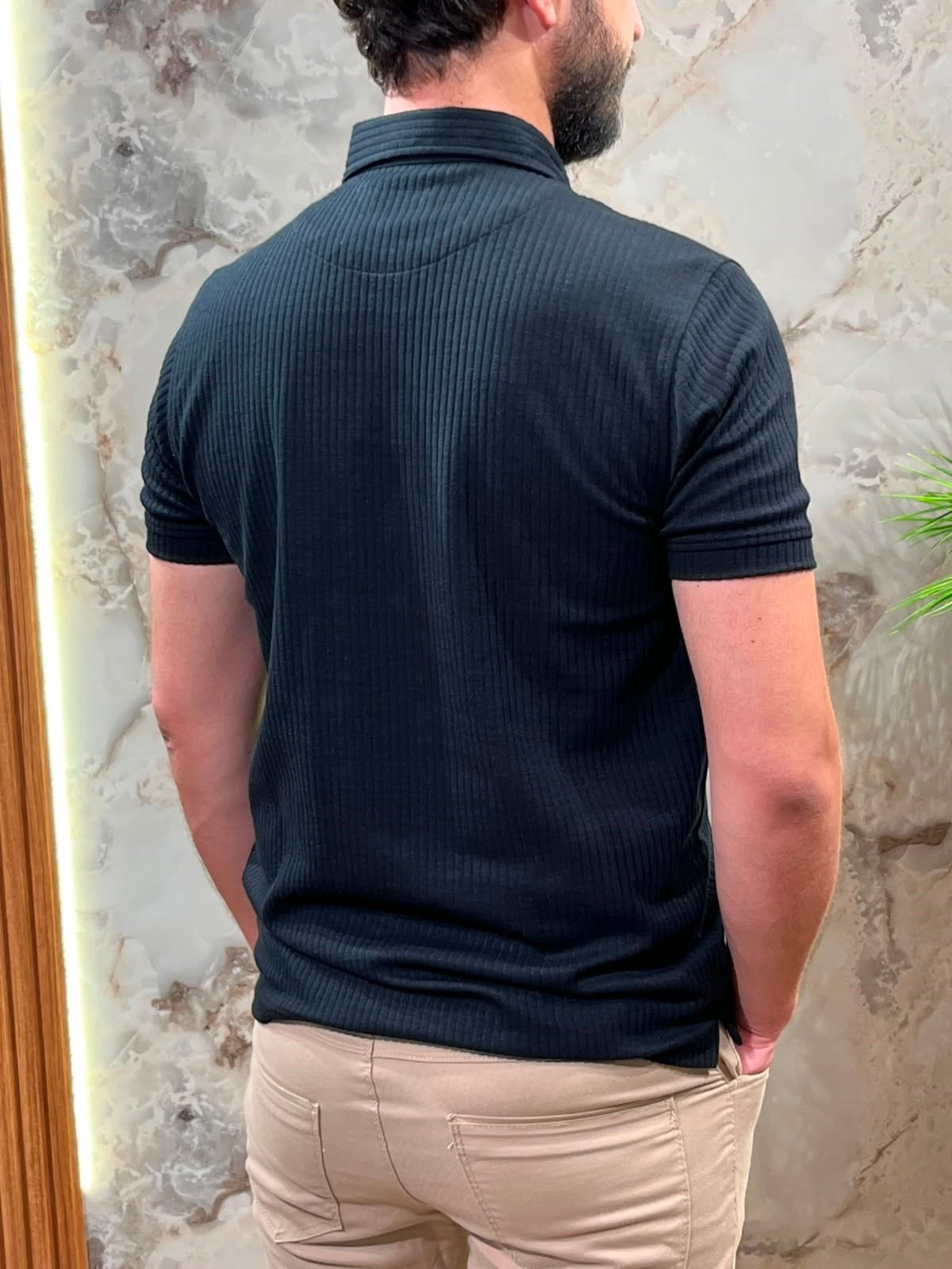 KENDİNDEN ÇİZGİLİ RAHAT SİYAH POLO YAKA TİŞÖRT