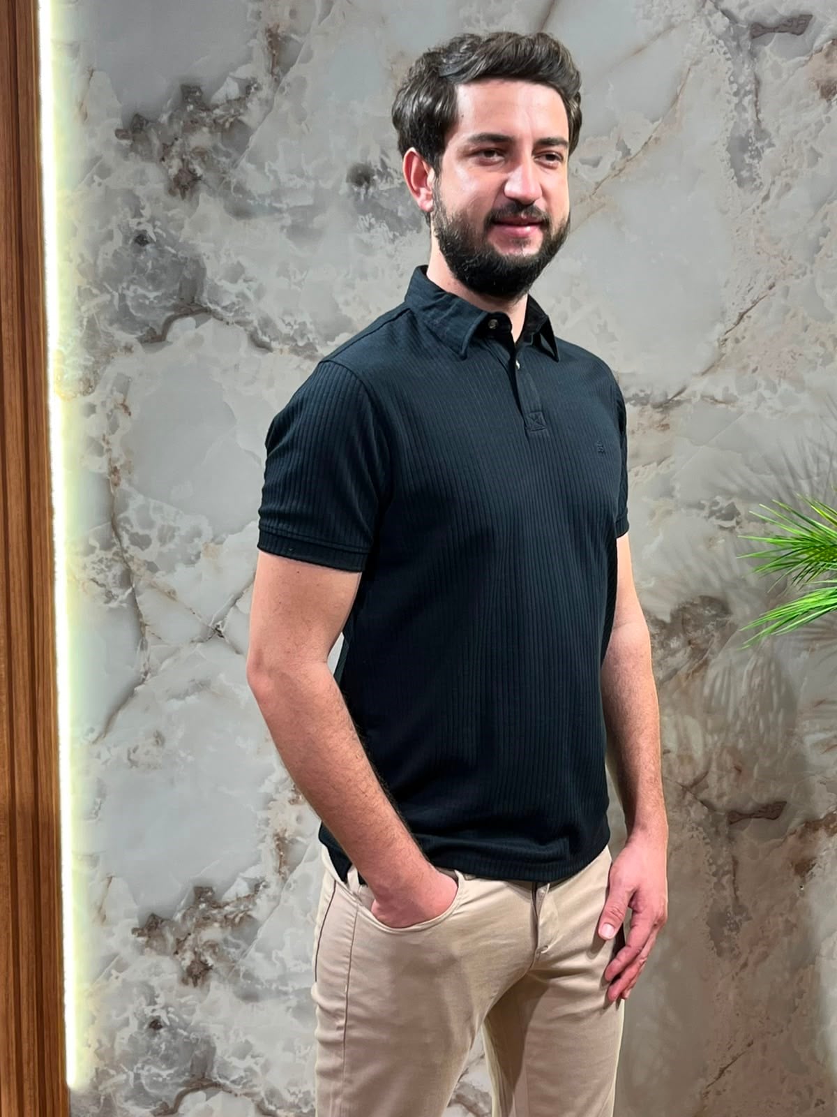 KENDİNDEN ÇİZGİLİ RAHAT SİYAH POLO YAKA TİŞÖRT