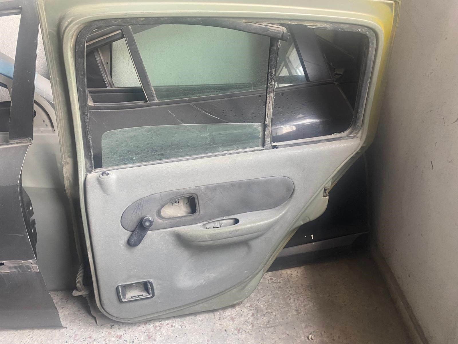 CLİO 2 SAĞ ARKA KAPI DOLU  ÇIKMA ORJ -7751472707