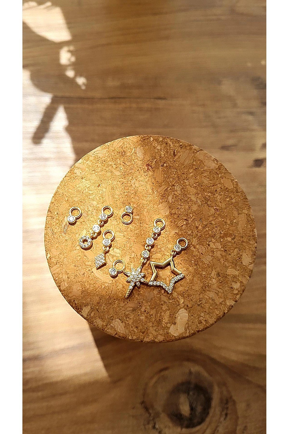 Charm Detaylı Gold Halka Küpe