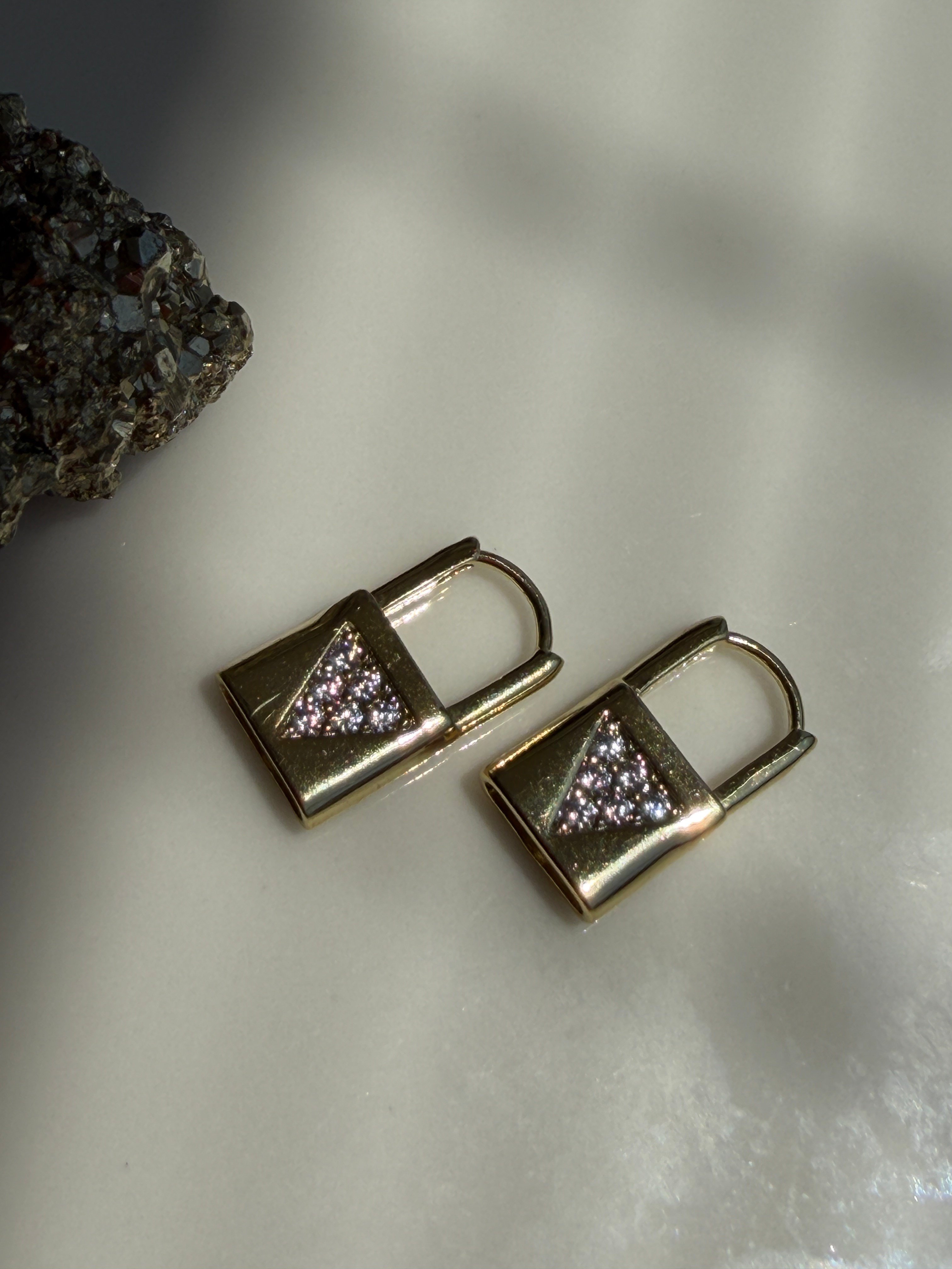 Minimal Kilit Figürlü Zirkon Taşlı Gold Kadın Küpe | Geometrik Halka Küpe