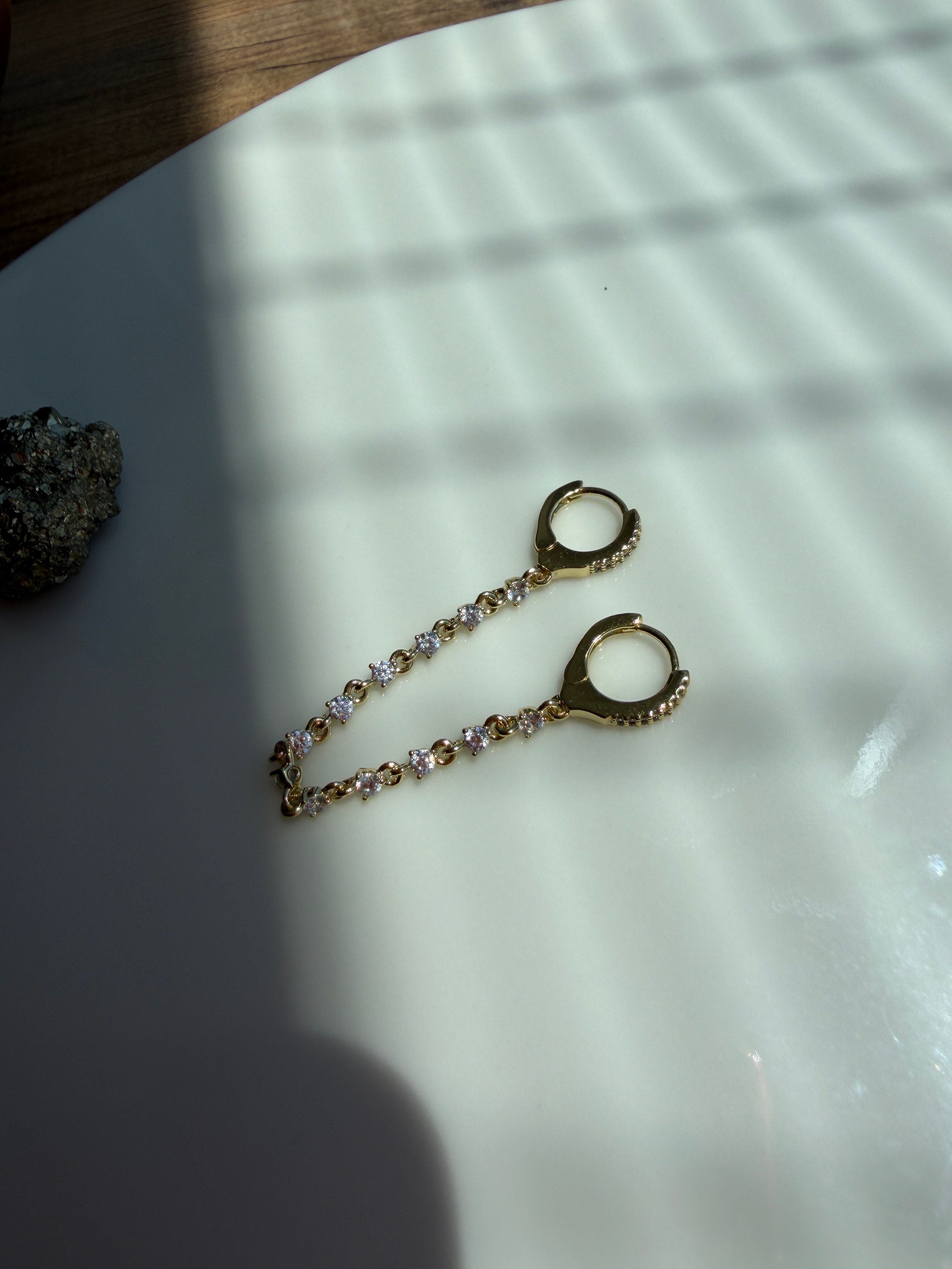 Xuping Jewelry Gold Zirkon Taşlı Asimetrik Zincirli Halka Küpe | Trend Kadın Küpe