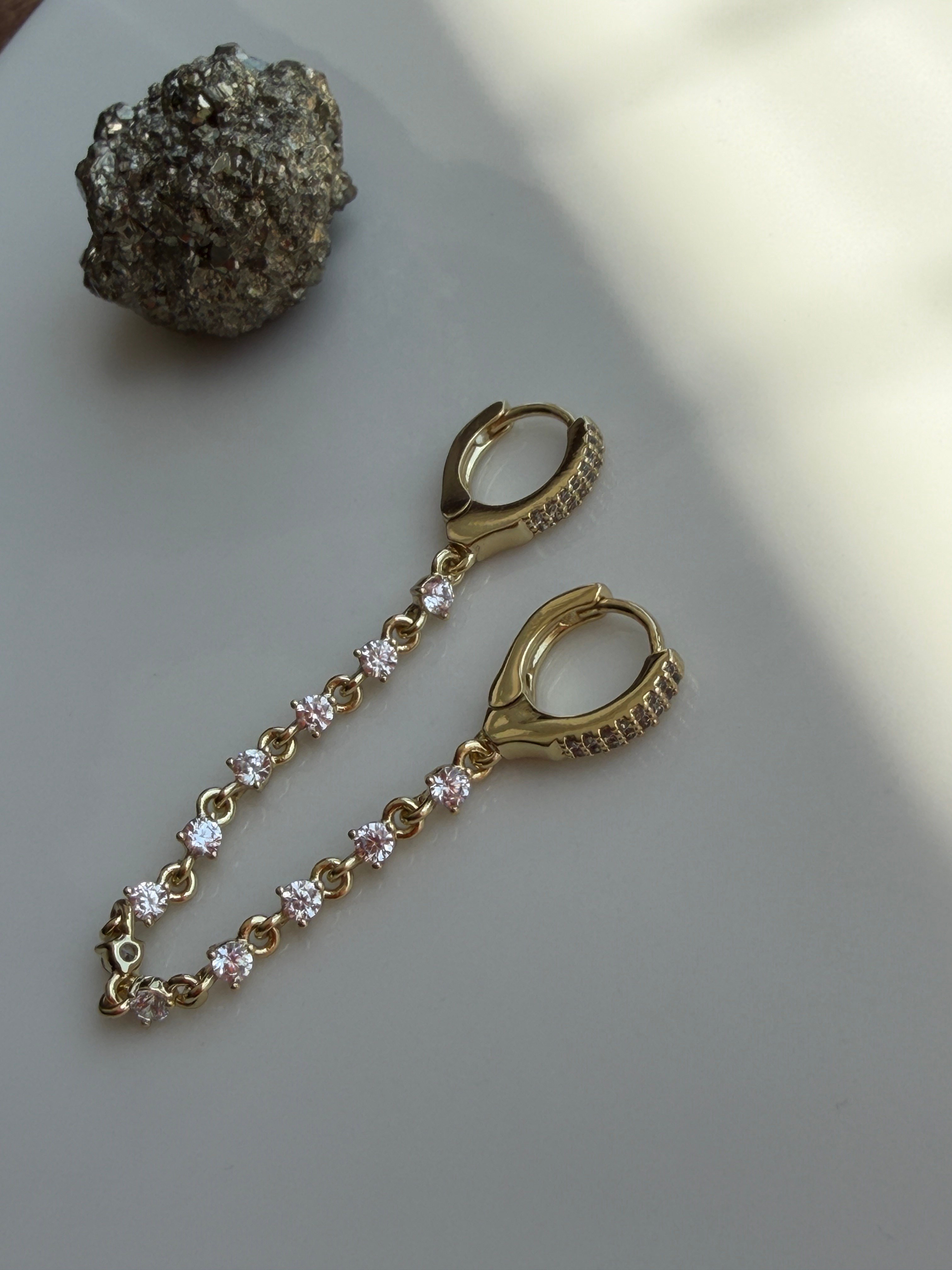 Xuping Jewelry Gold Zirkon Taşlı Asimetrik Zincirli Halka Küpe | Trend Kadın Küpe