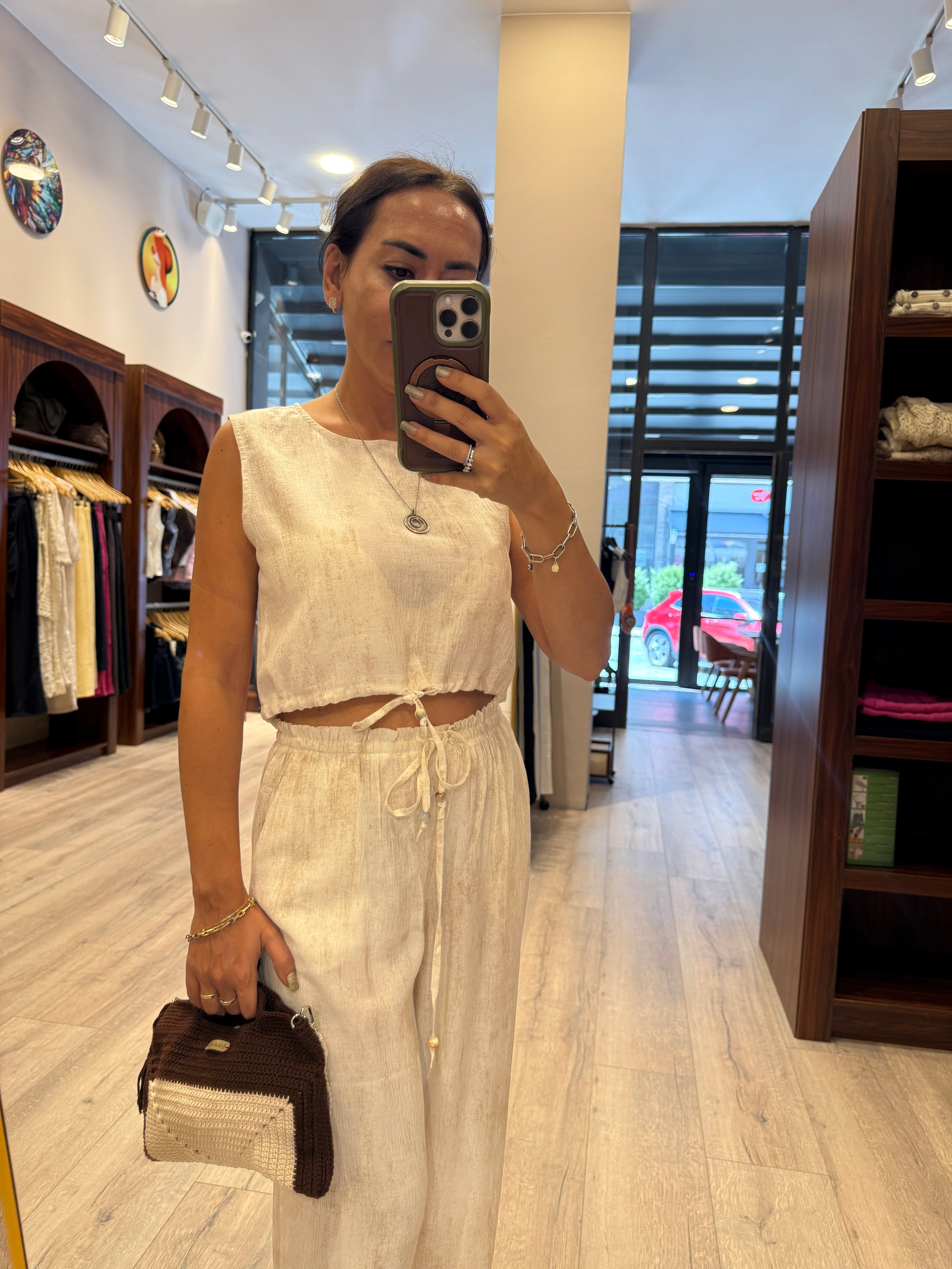Boncuk Uçlu Bağcık Detaylı Kolsuz Bluz – Bej