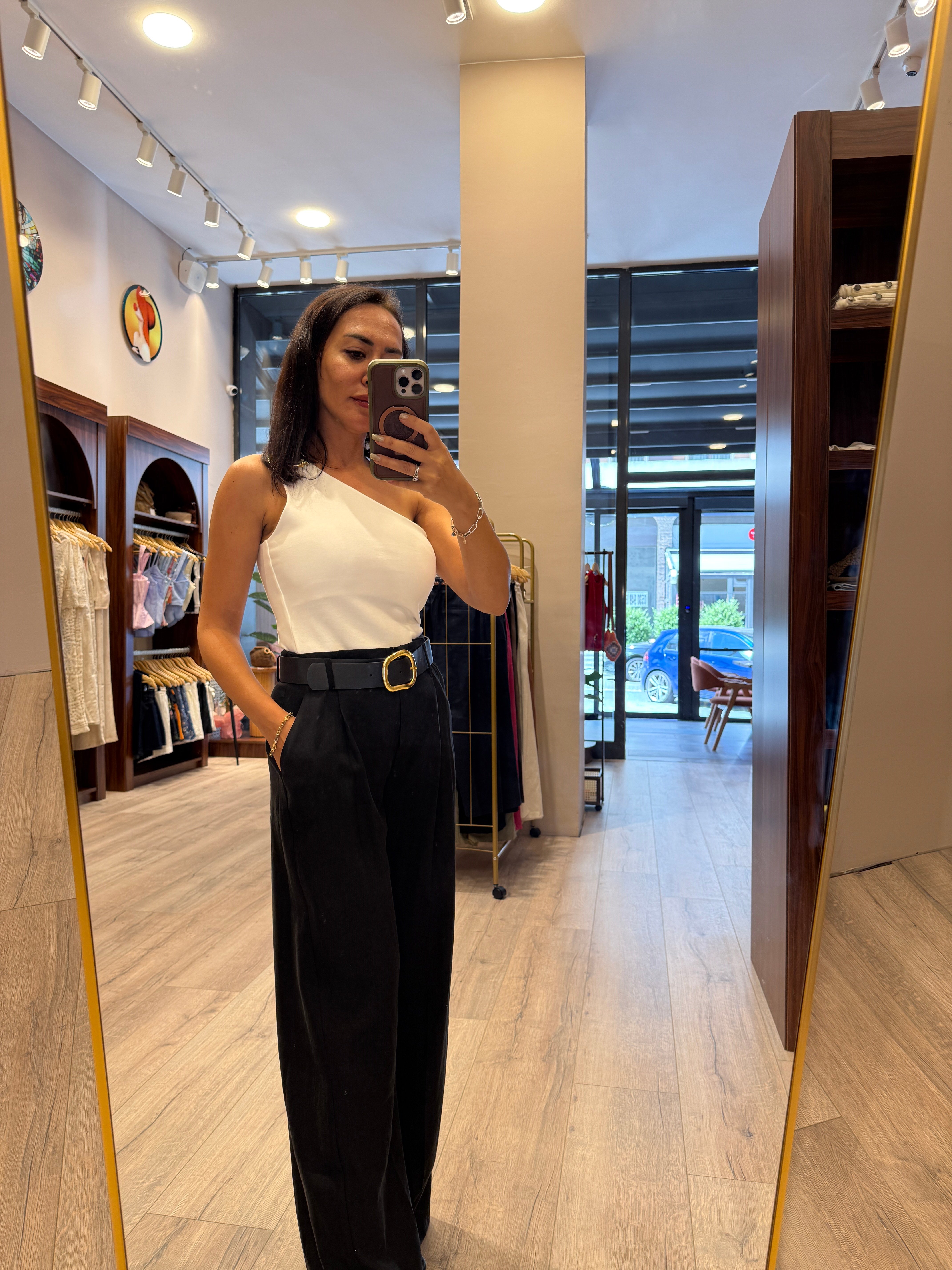 Tokalı Kemer Detaylı Bol Paça Pantolon – Siyah