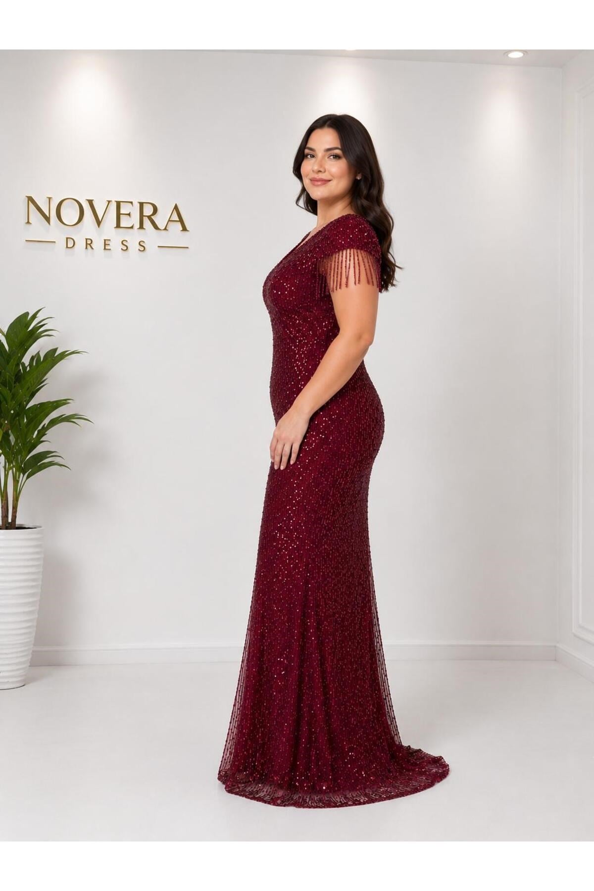 Novera Bordo V Yaka Sallantılı Boncuk El İşlemeli Payetli Balık Abiye Elbise