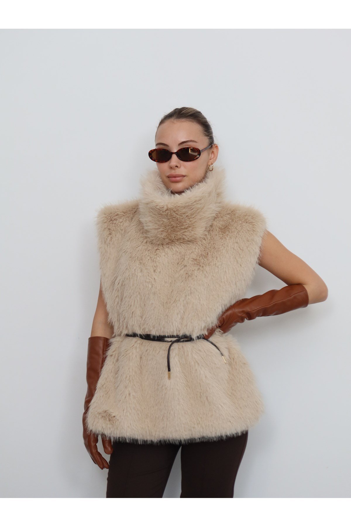 Kadın Bej Dik Yaka Deri İp Detaylı Kürk Süveter