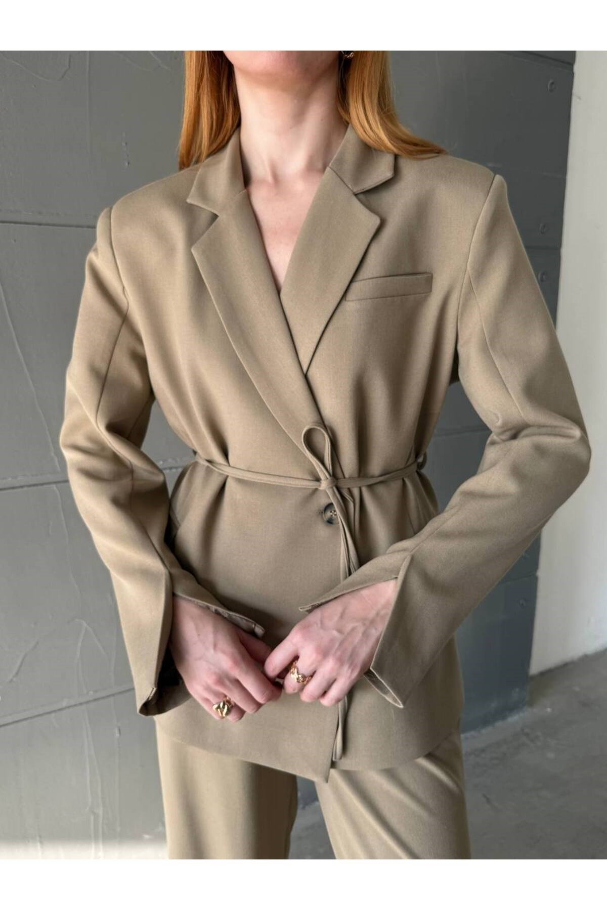 Kadın Bej Tek Düğme Kolları Yırtmaçlı Kuşak Detaylı Blazer Ceket