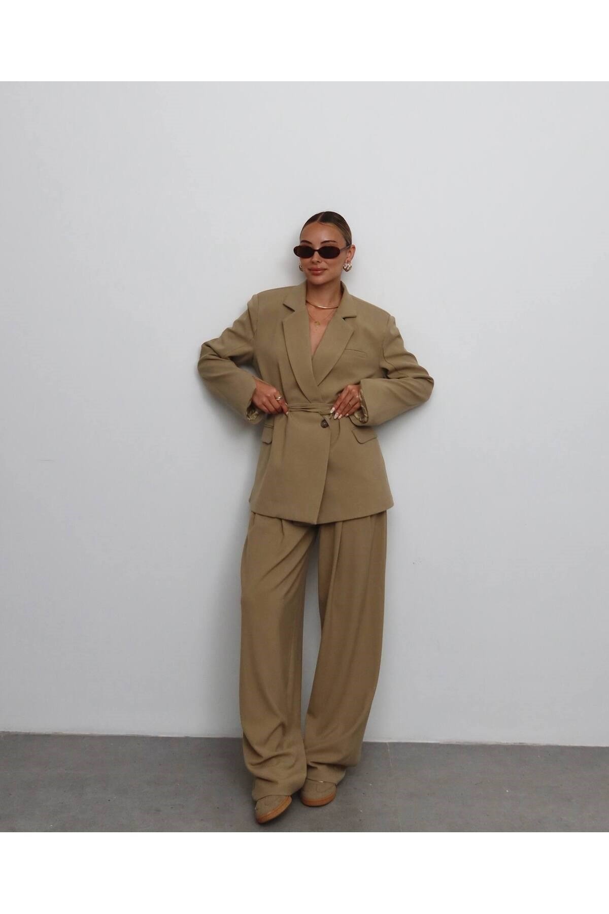 Kadın Bej Tek Düğme Kolları Yırtmaçlı Kuşak Detaylı Blazer Ceket