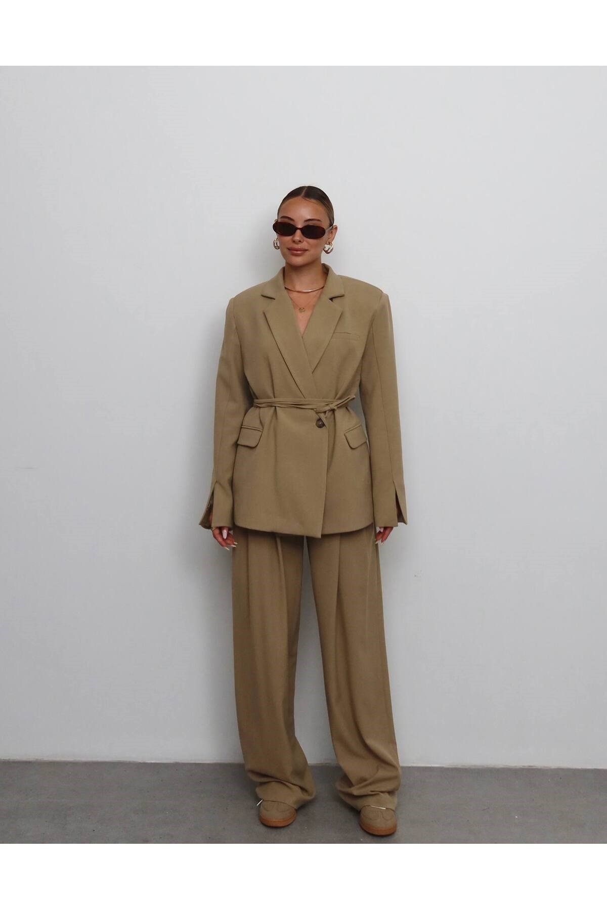 Kadın Bej Tek Düğme Kolları Yırtmaçlı Kuşak Detaylı Blazer Ceket