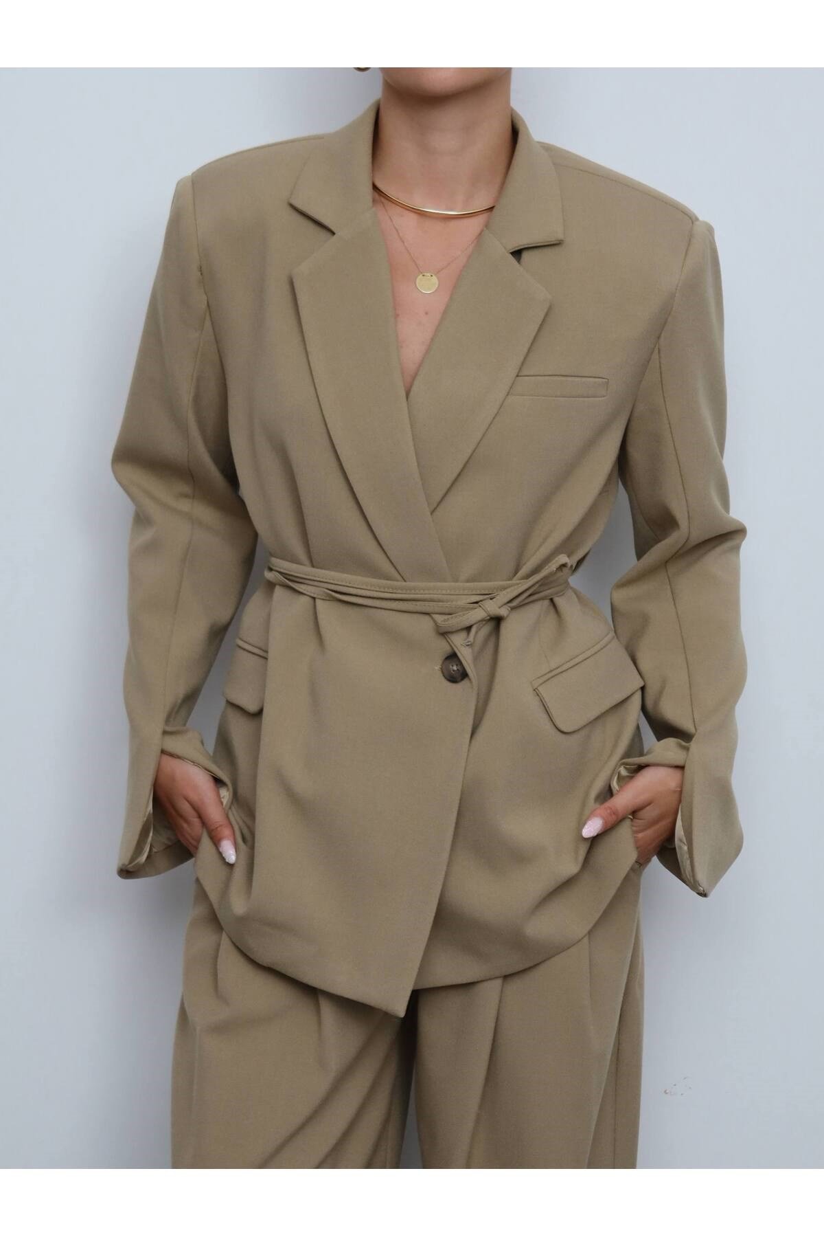 Kadın Bej Tek Düğme Kolları Yırtmaçlı Kuşak Detaylı Blazer Ceket