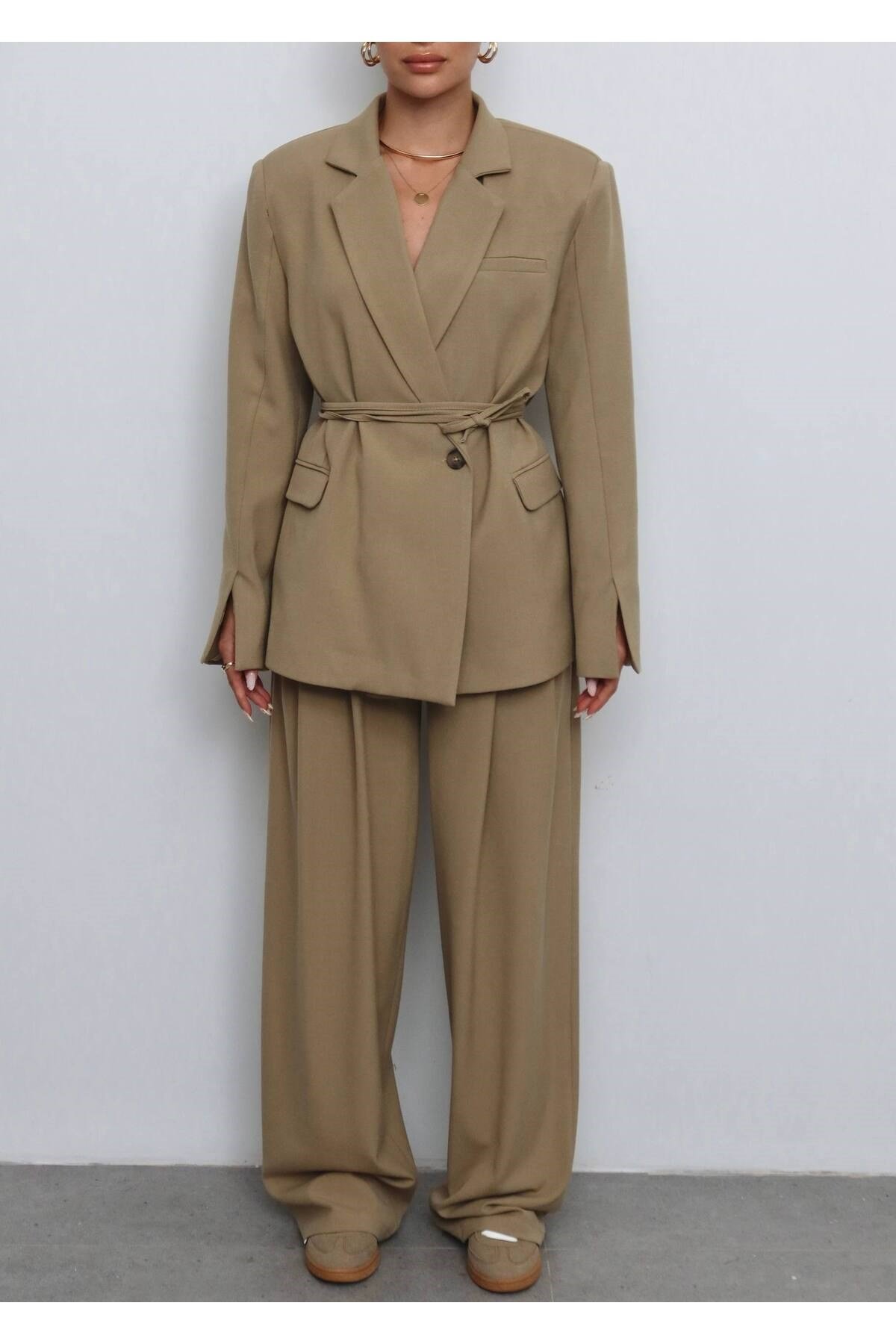 Kadın Bej Tek Düğme Kolları Yırtmaçlı Kuşak Detaylı Blazer Ceket