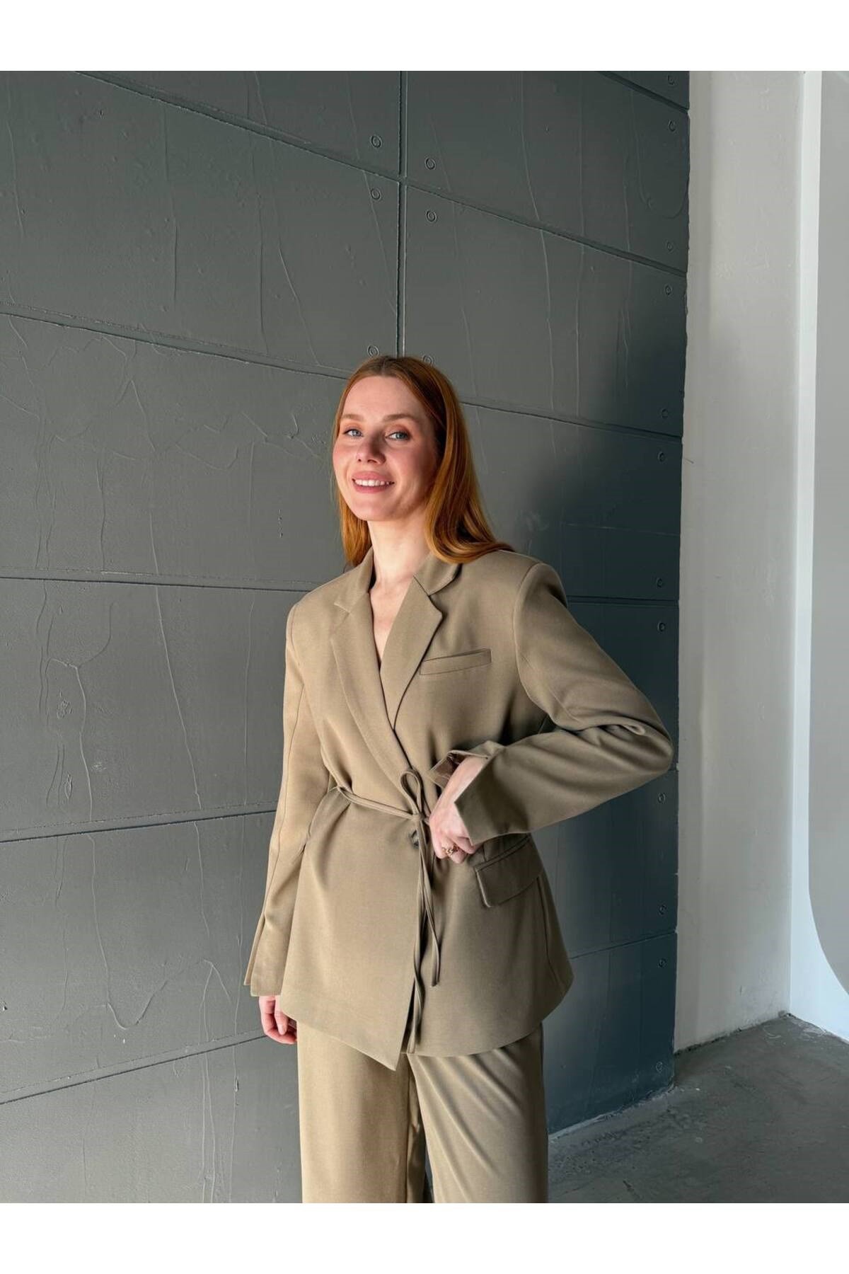 Kadın Bej Tek Düğme Kolları Yırtmaçlı Kuşak Detaylı Blazer Ceket