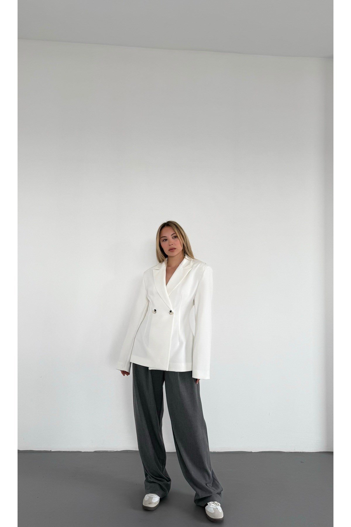 Kadın Beyaz Belden Oturtmalı Vatka Detaylı Blazer Ceket