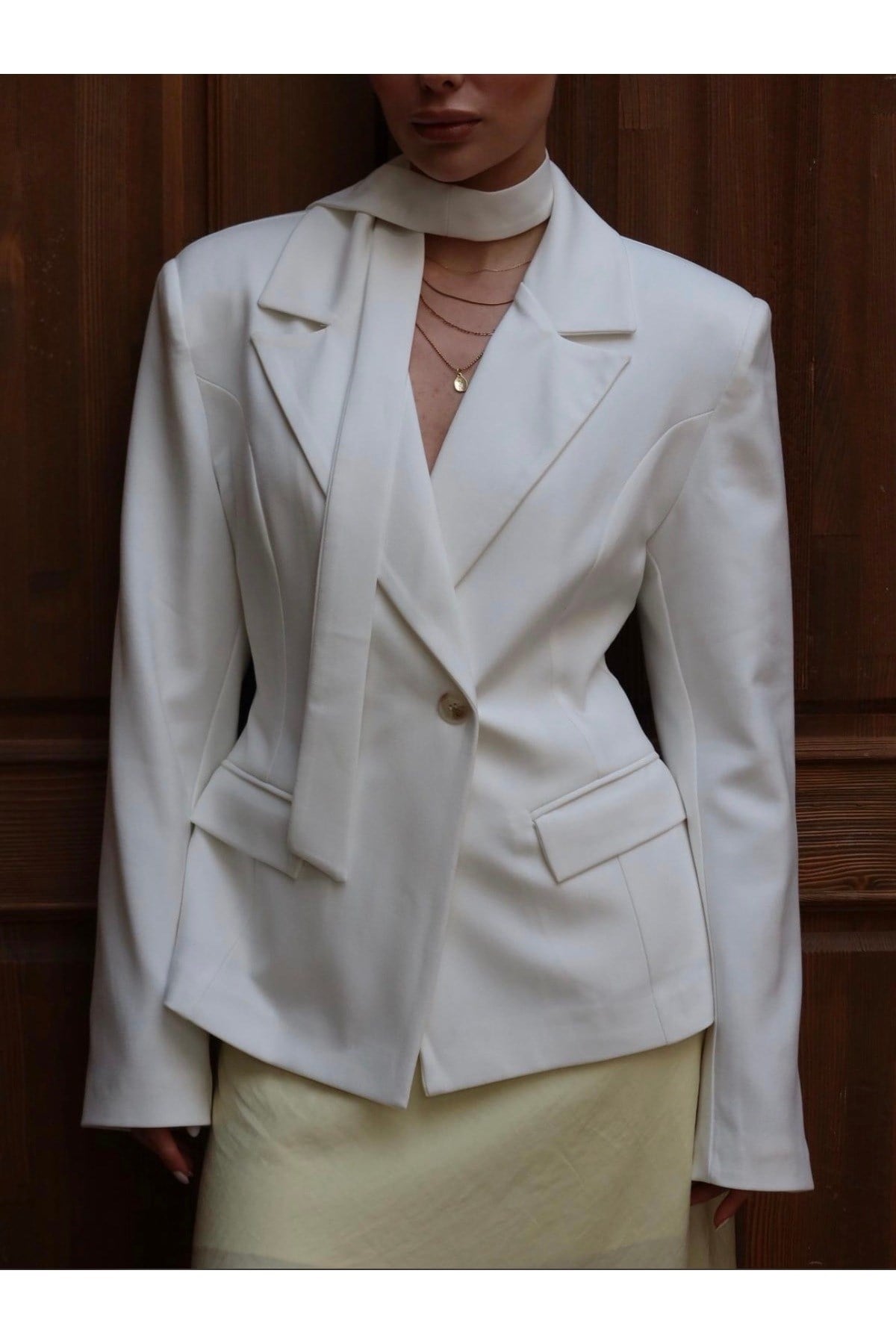 Kadın Beyaz Fular Detaylı Blazer Ceket