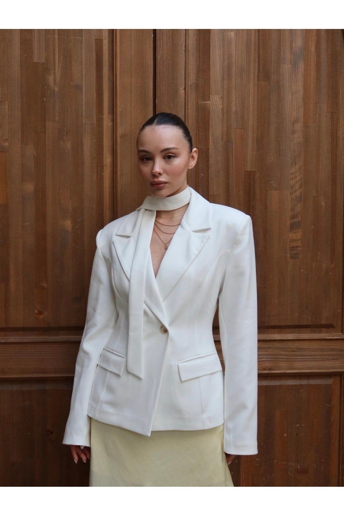 Kadın Beyaz Fular Detaylı Blazer Ceket