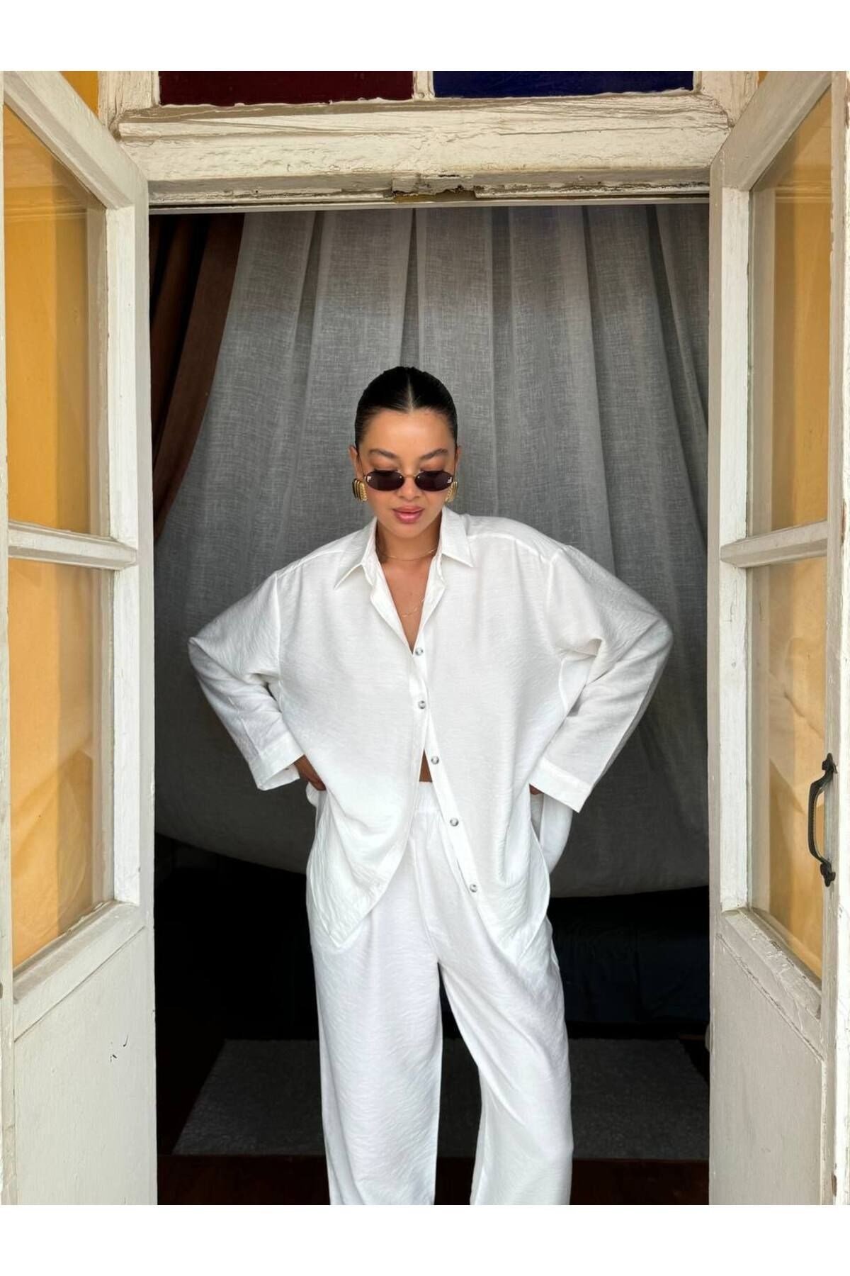 Kadın Beyaz Oversize Kesim Gömlek Pantolon Takım