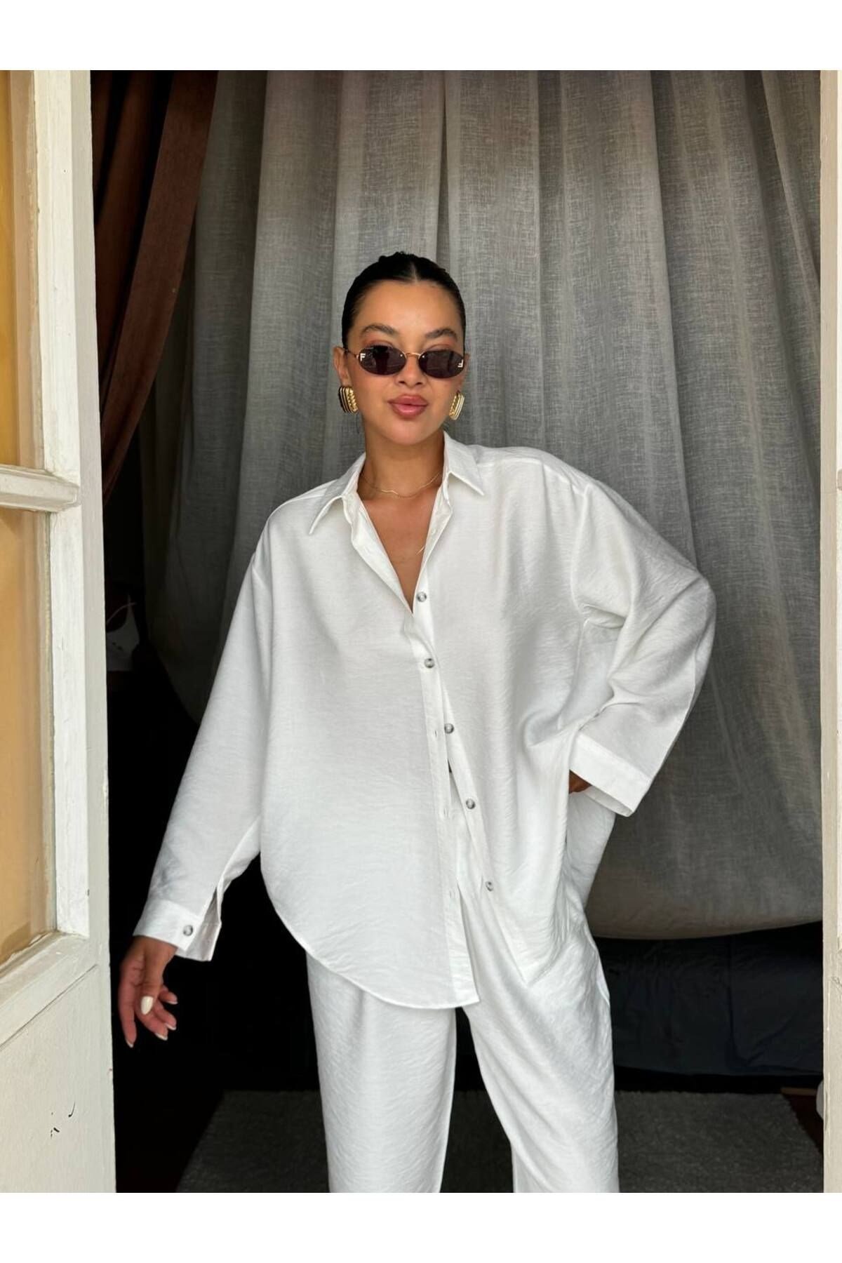 Kadın Beyaz Oversize Kesim Gömlek Pantolon Takım