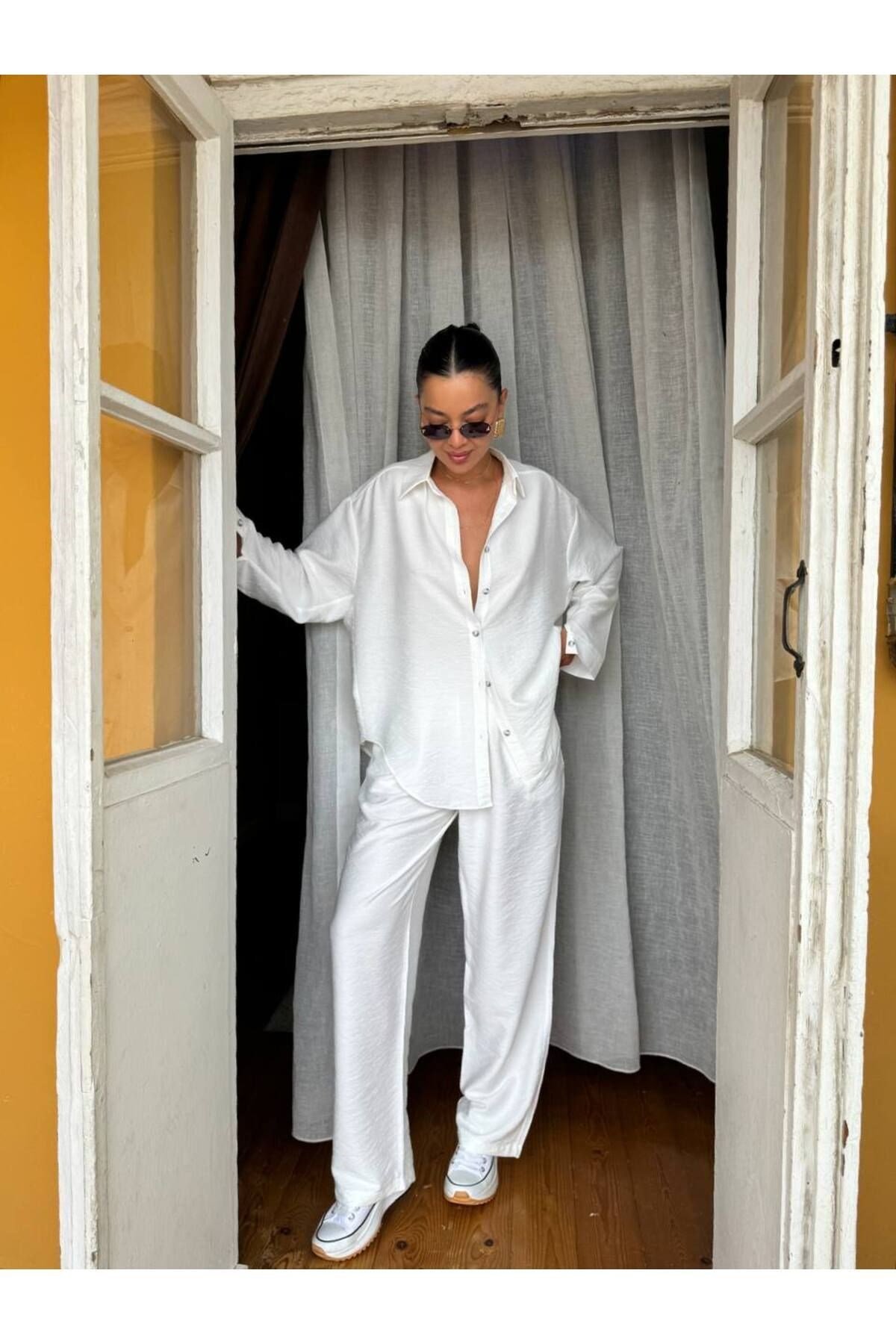 Kadın Beyaz Oversize Kesim Gömlek Pantolon Takım