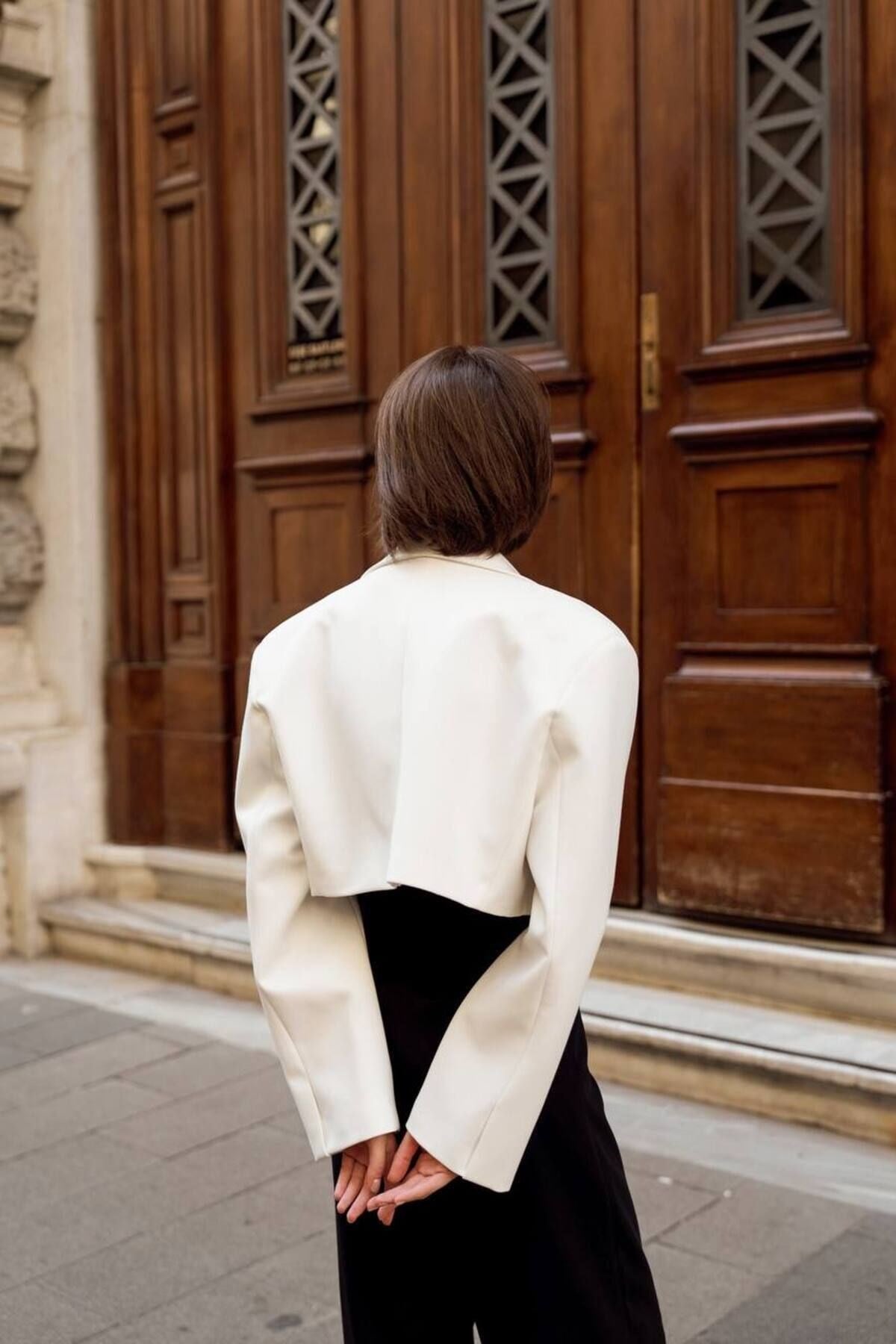 Kadın Beyaz Vatka Detaylı  Crop Blazer Ceket