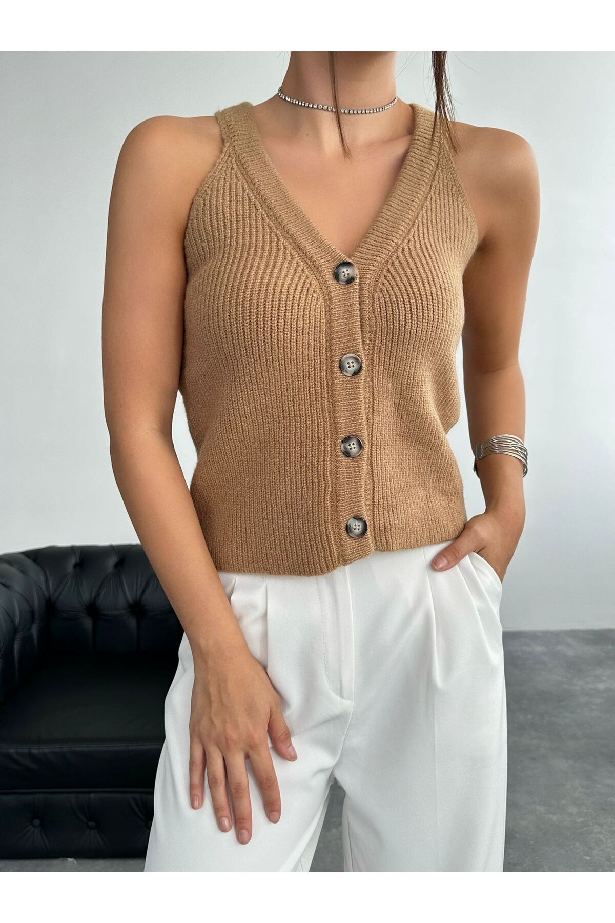 Kadın Camel Halter Yaka Düğme Detaylı Triko Yelek