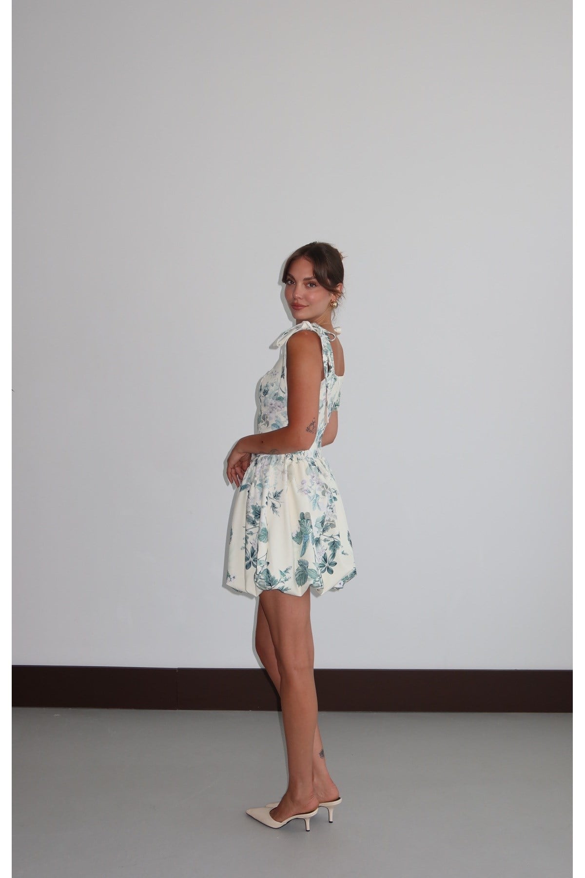 Kadın Ekru Çiçekli Askıları Bağlamalı Mini Elbise