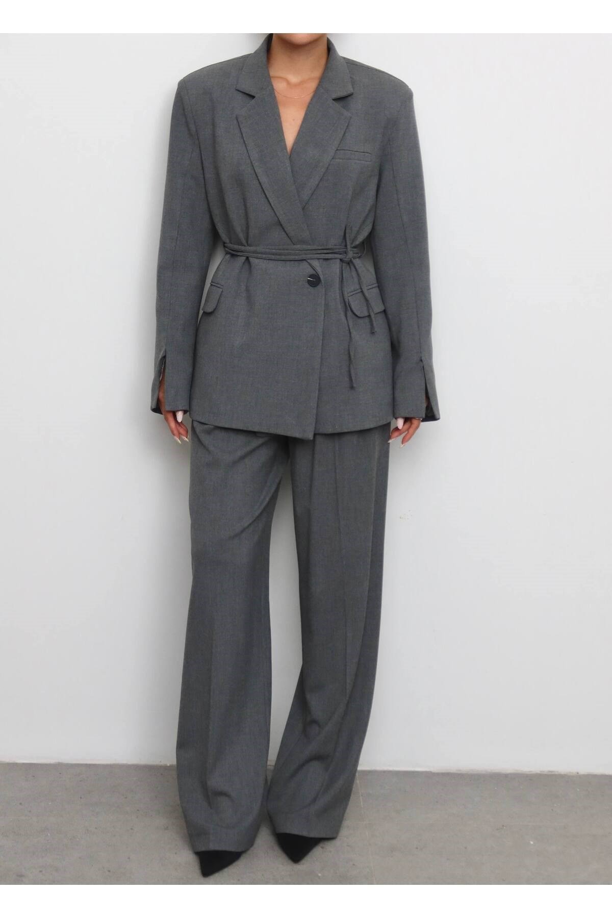 Kadın Gri Tek Düğme Kolları Yırtmaçlı Kuşak Detaylı Blazer Ceket