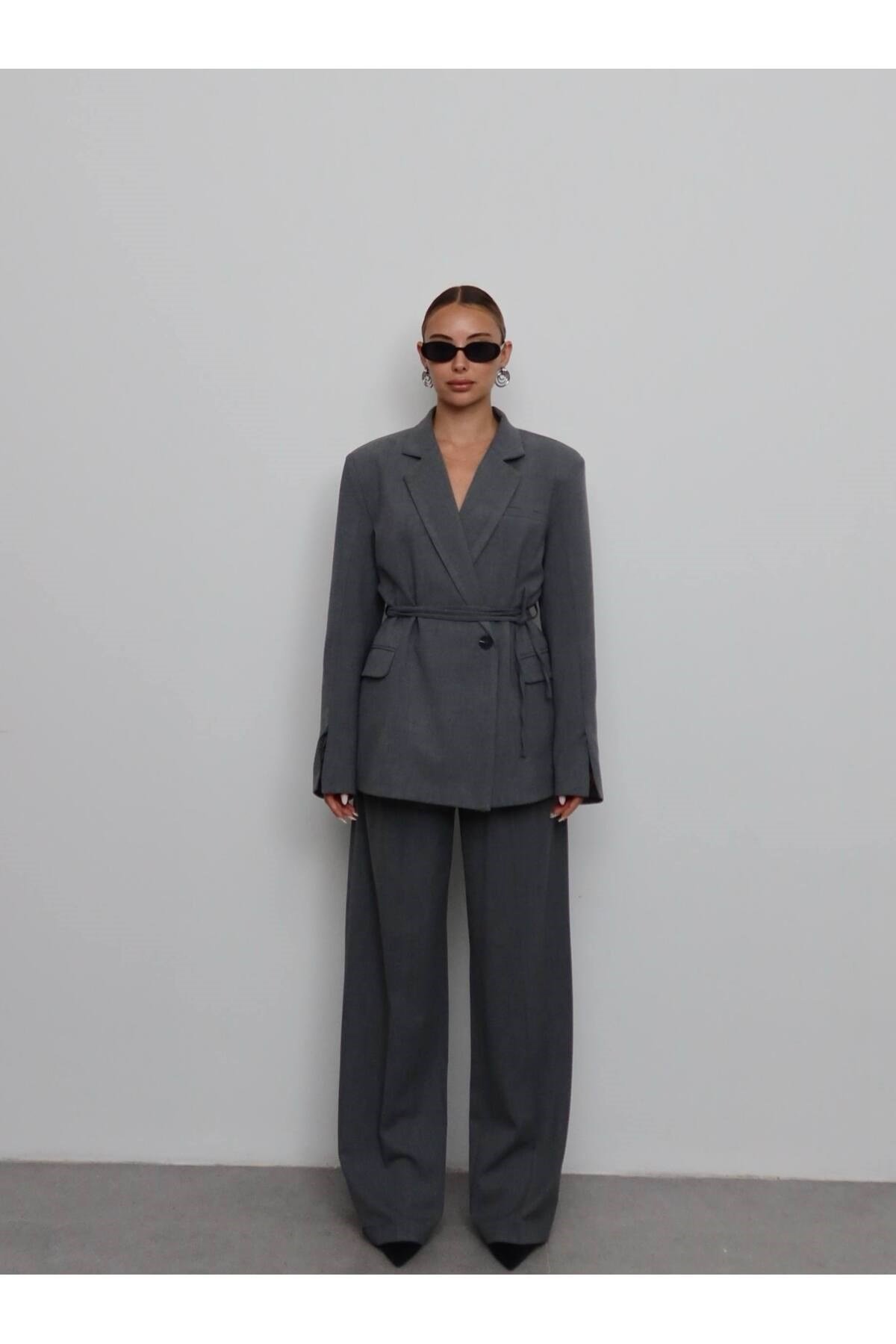 Kadın Gri Tek Düğme Kolları Yırtmaçlı Kuşak Detaylı Blazer Ceket