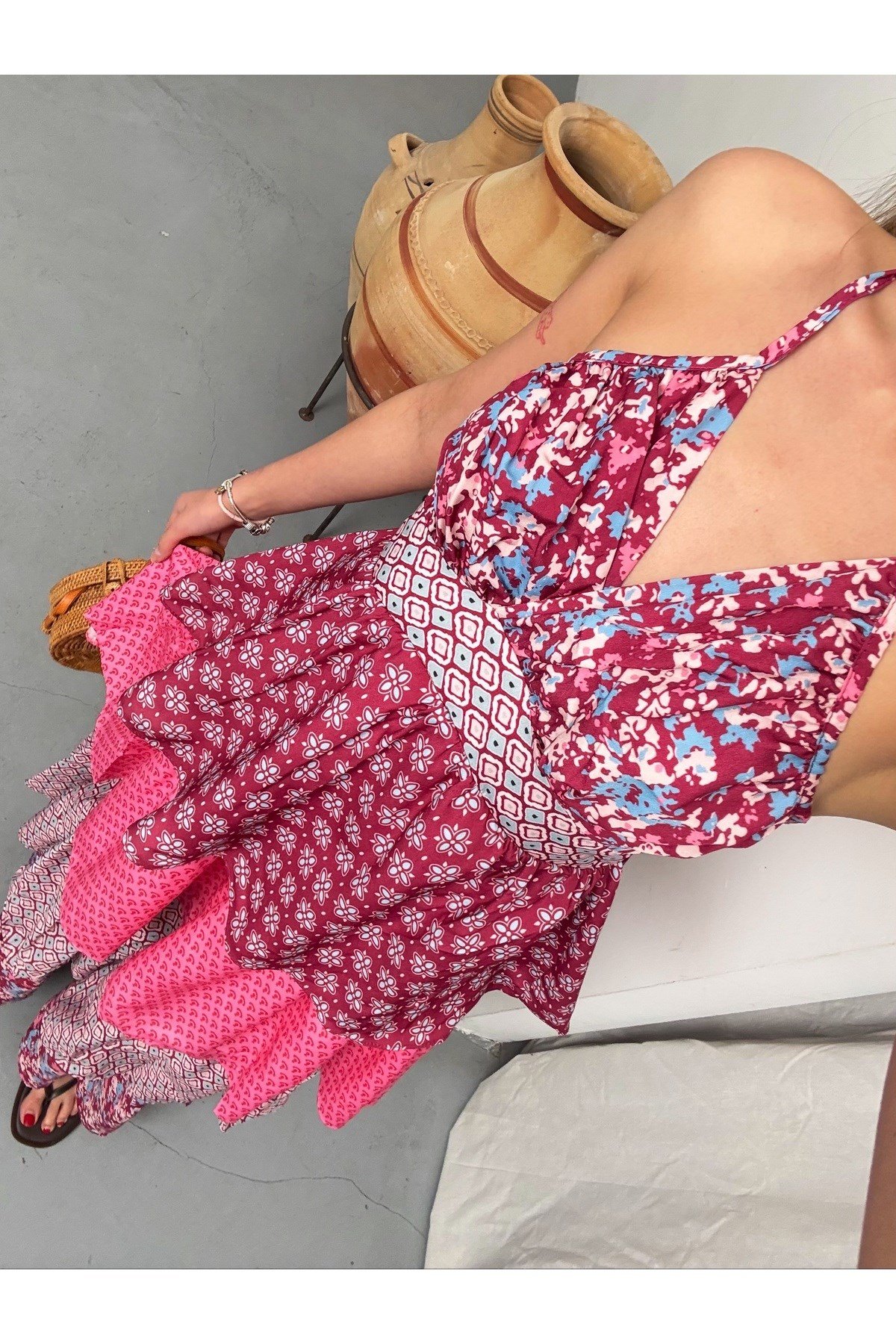 Kadın Pembe Desenli Kat Kat Detaylı Askılı Uzun Elbise