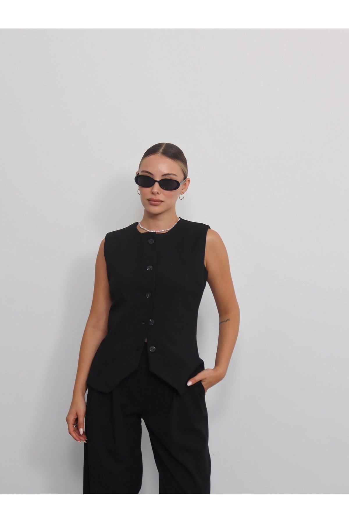 Kadın Siyah Bisiklet Yaka Asimetrik Kesim Premium Yelek