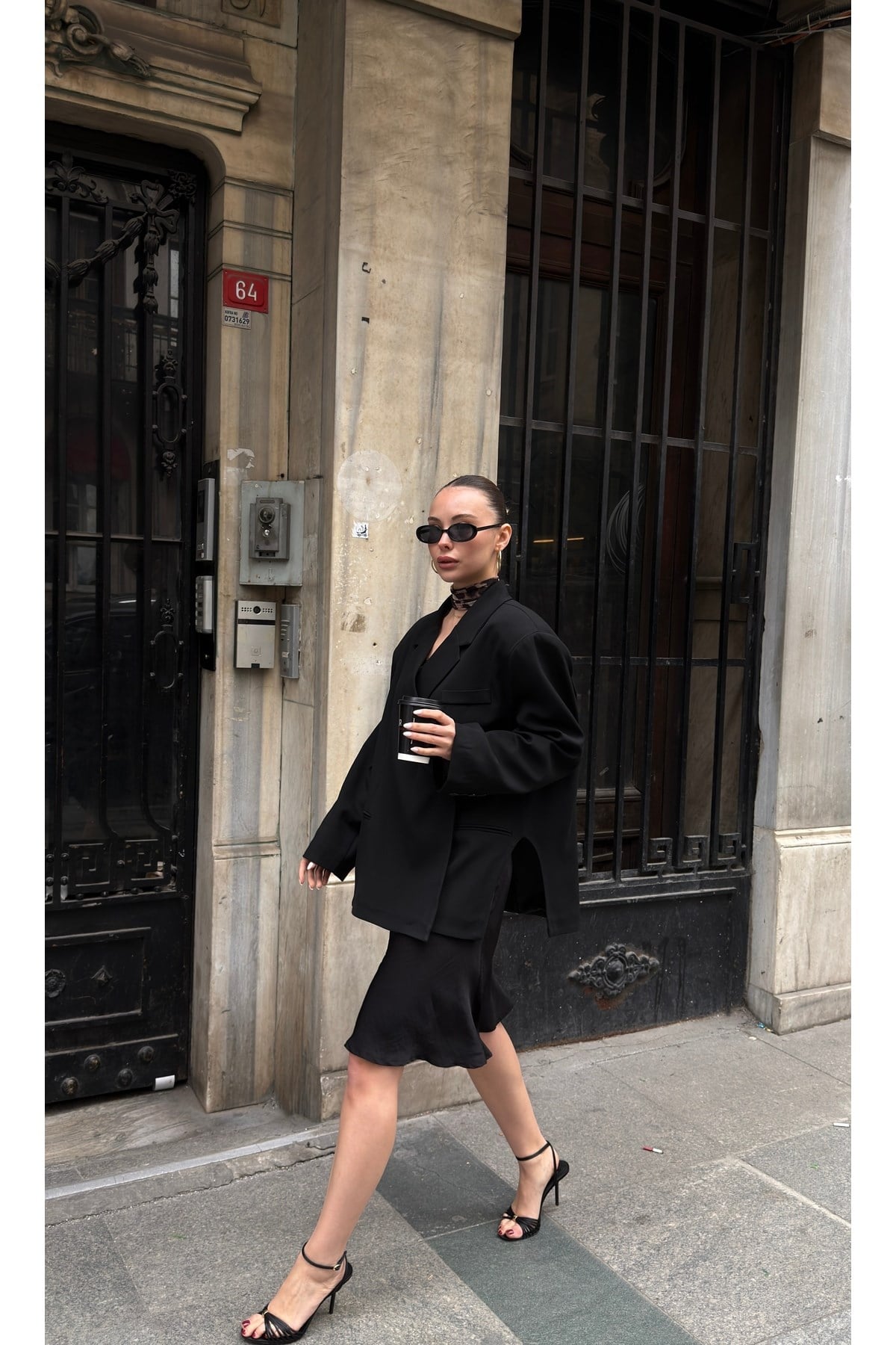 Kadın Siyah Derin Yırtmaç Detaylı Oversize Blazer Ceket