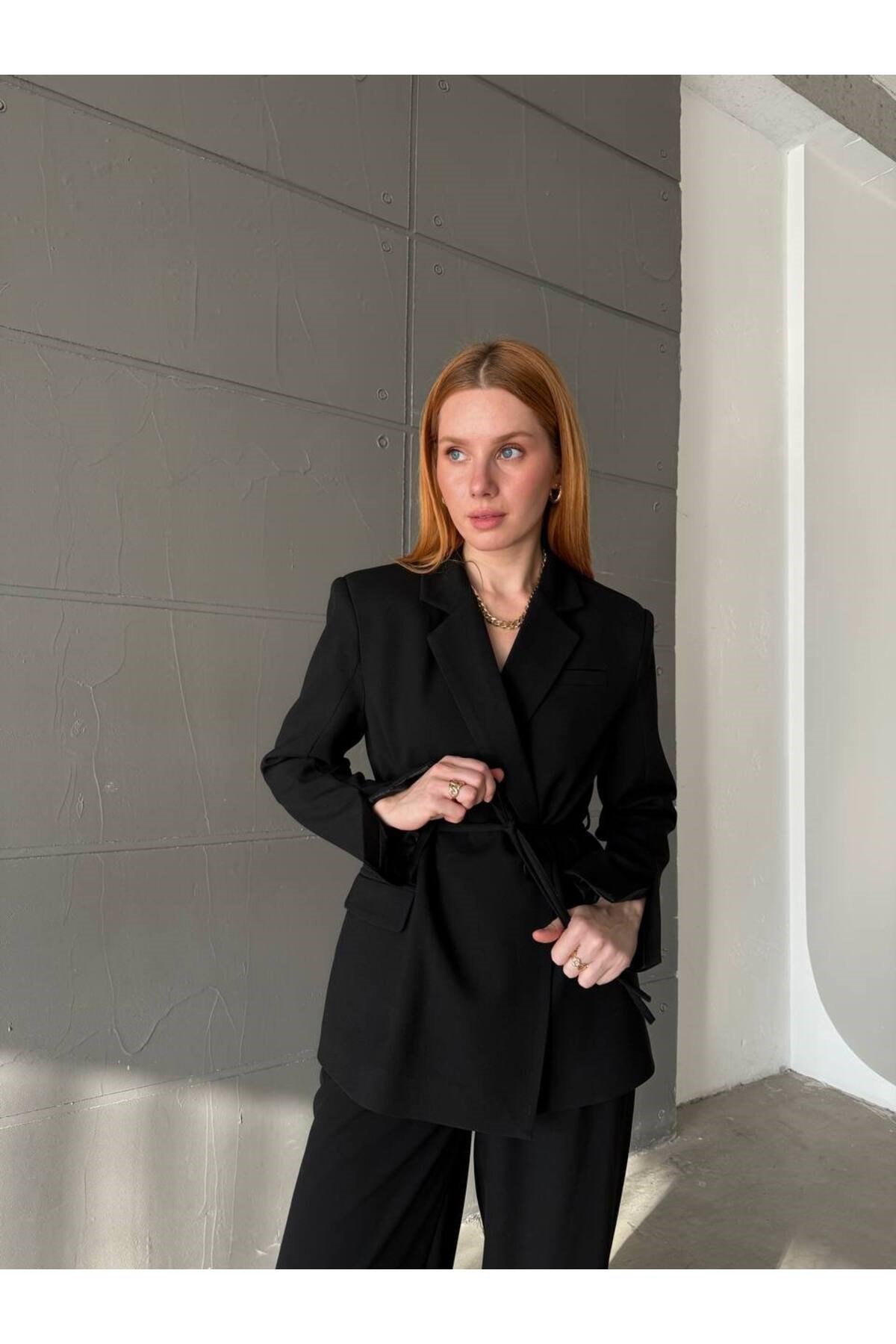 Kadın Siyah Tek Düğme Kolları Yırtmaçlı Kuşak Detaylı Vatkalı Blazer Ceket