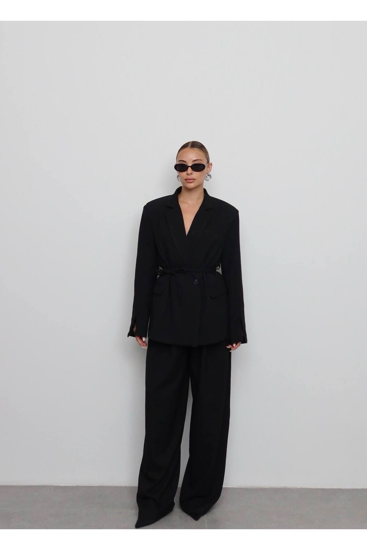 Kadın Siyah Tek Düğme Kolları Yırtmaçlı Kuşak Detaylı Vatkalı Blazer Ceket
