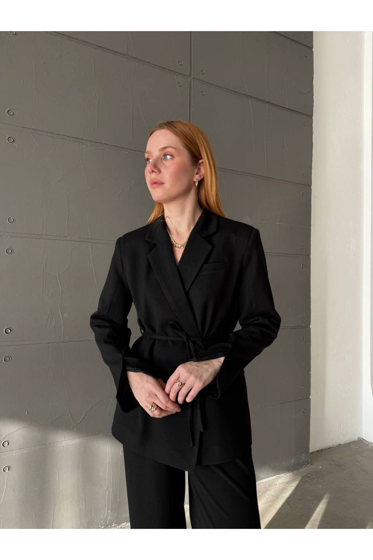 Kadın Siyah Tek Düğme Kolları Yırtmaçlı Kuşak Detaylı Vatkalı Blazer Ceket