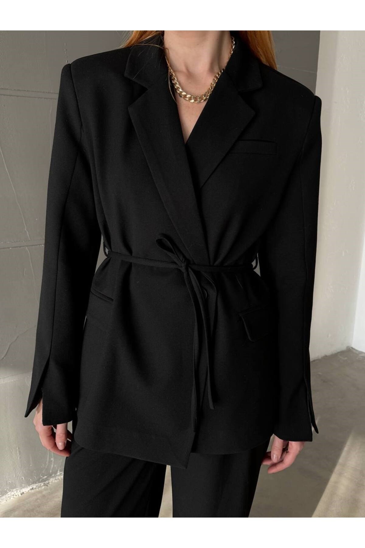 Kadın Siyah Tek Düğme Kolları Yırtmaçlı Kuşak Detaylı Vatkalı Blazer Ceket