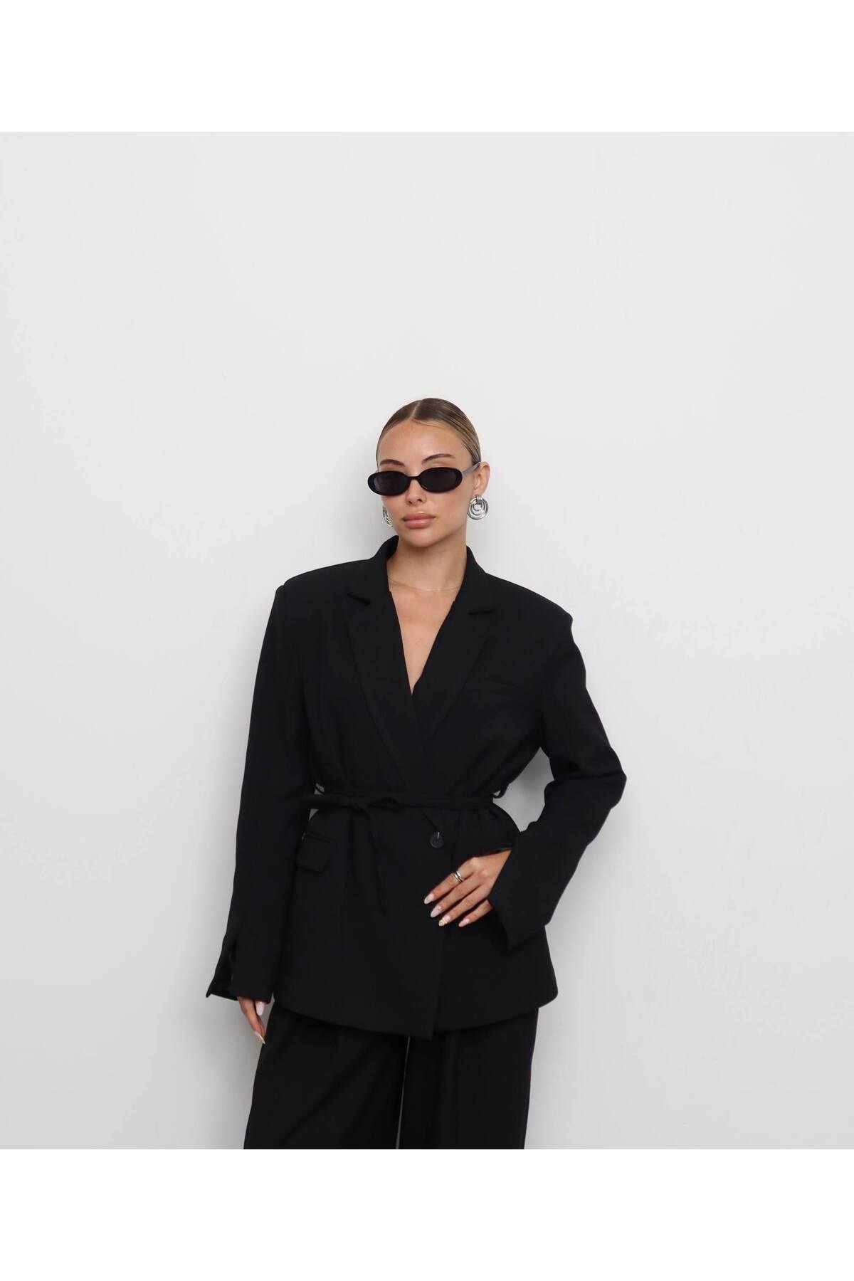 Kadın Siyah Tek Düğme Kolları Yırtmaçlı Kuşak Detaylı Vatkalı Blazer Ceket