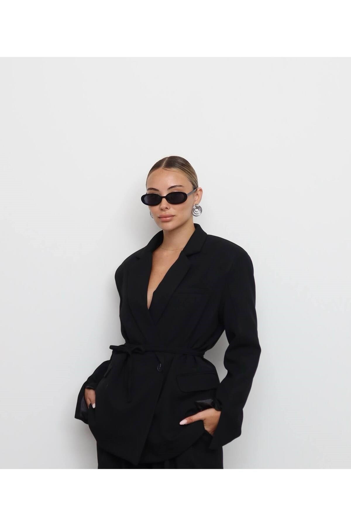Kadın Siyah Tek Düğme Kolları Yırtmaçlı Kuşak Detaylı Vatkalı Blazer Ceket