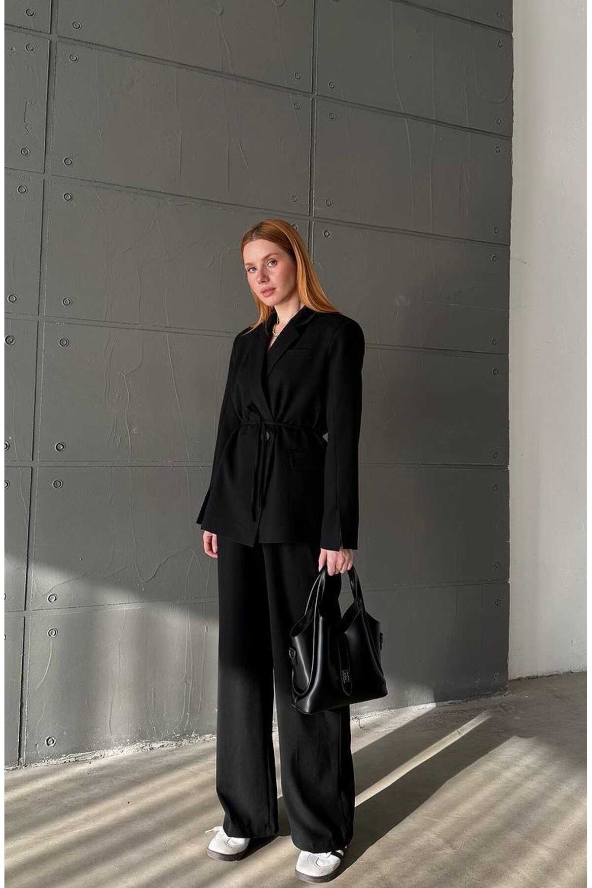 Kadın Siyah Tek Düğme Kolları Yırtmaçlı Kuşak Detaylı Vatkalı Blazer Ceket