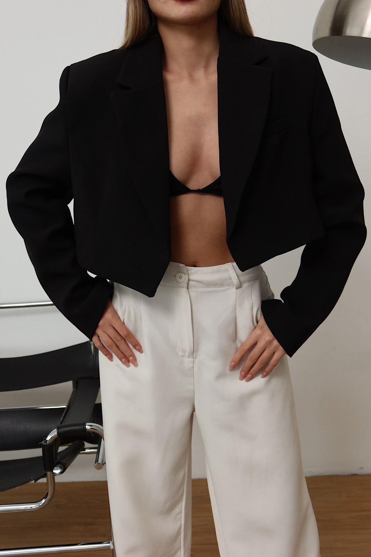 Kadın Siyah Vatka Detaylı  Crop Blazer Ceket