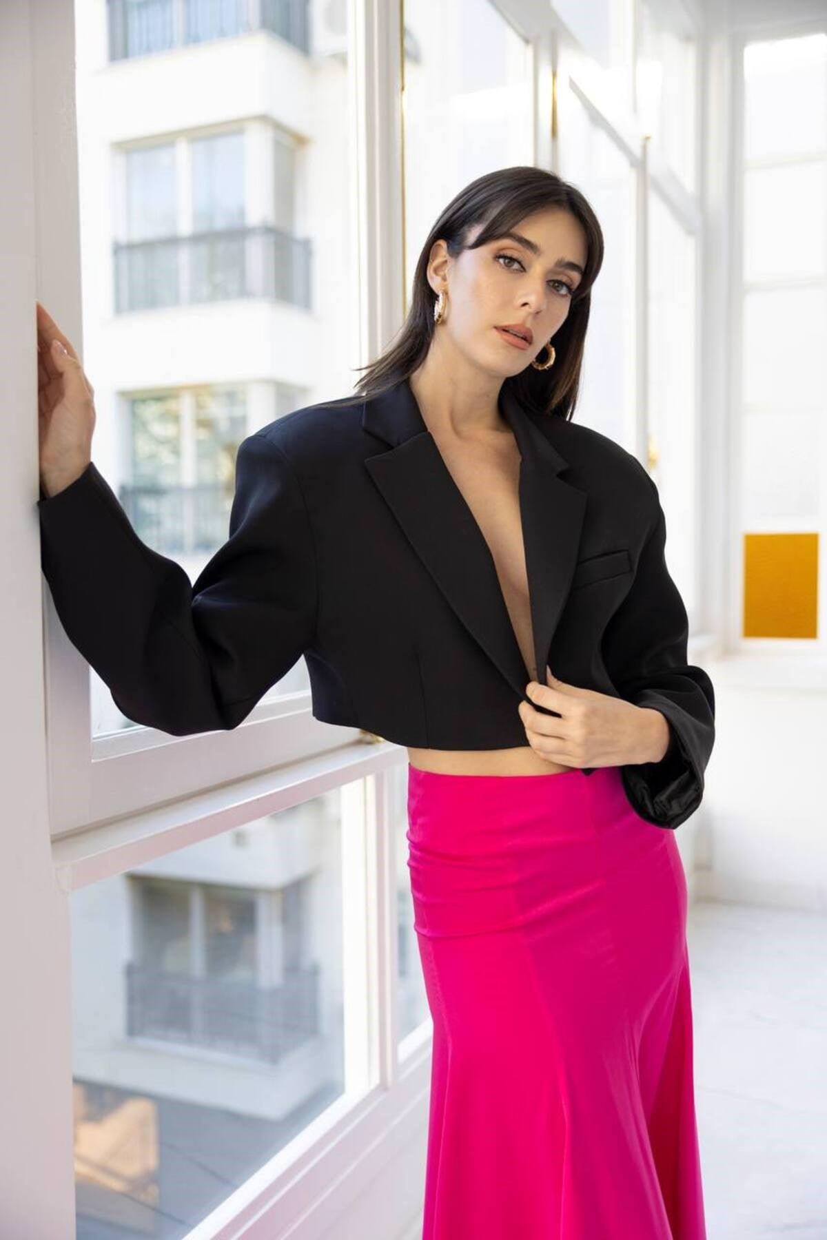 Kadın Siyah Vatka Detaylı  Crop Blazer Ceket